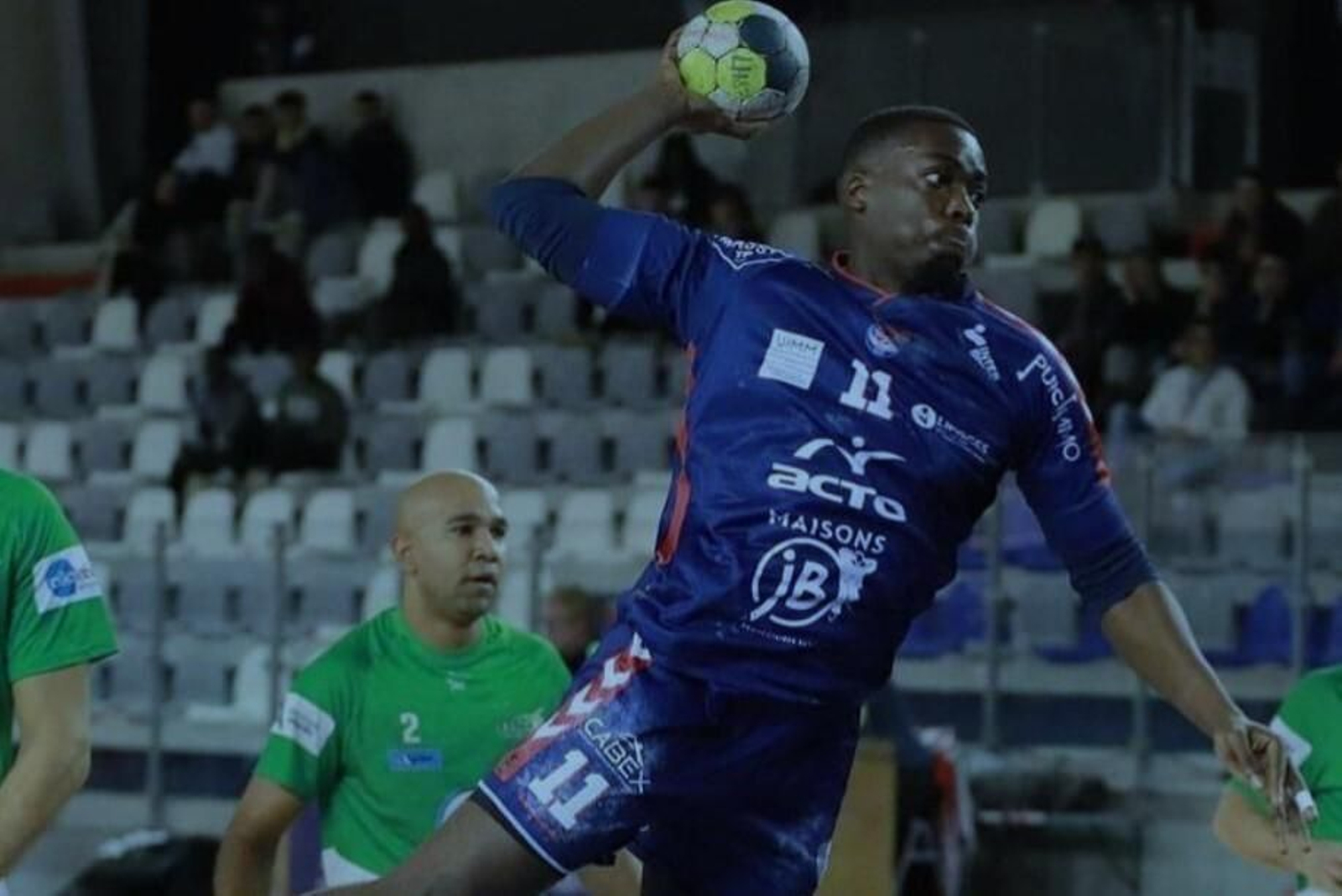 Briann Mpati efectúa un lanzamiento en un partido en Francia.