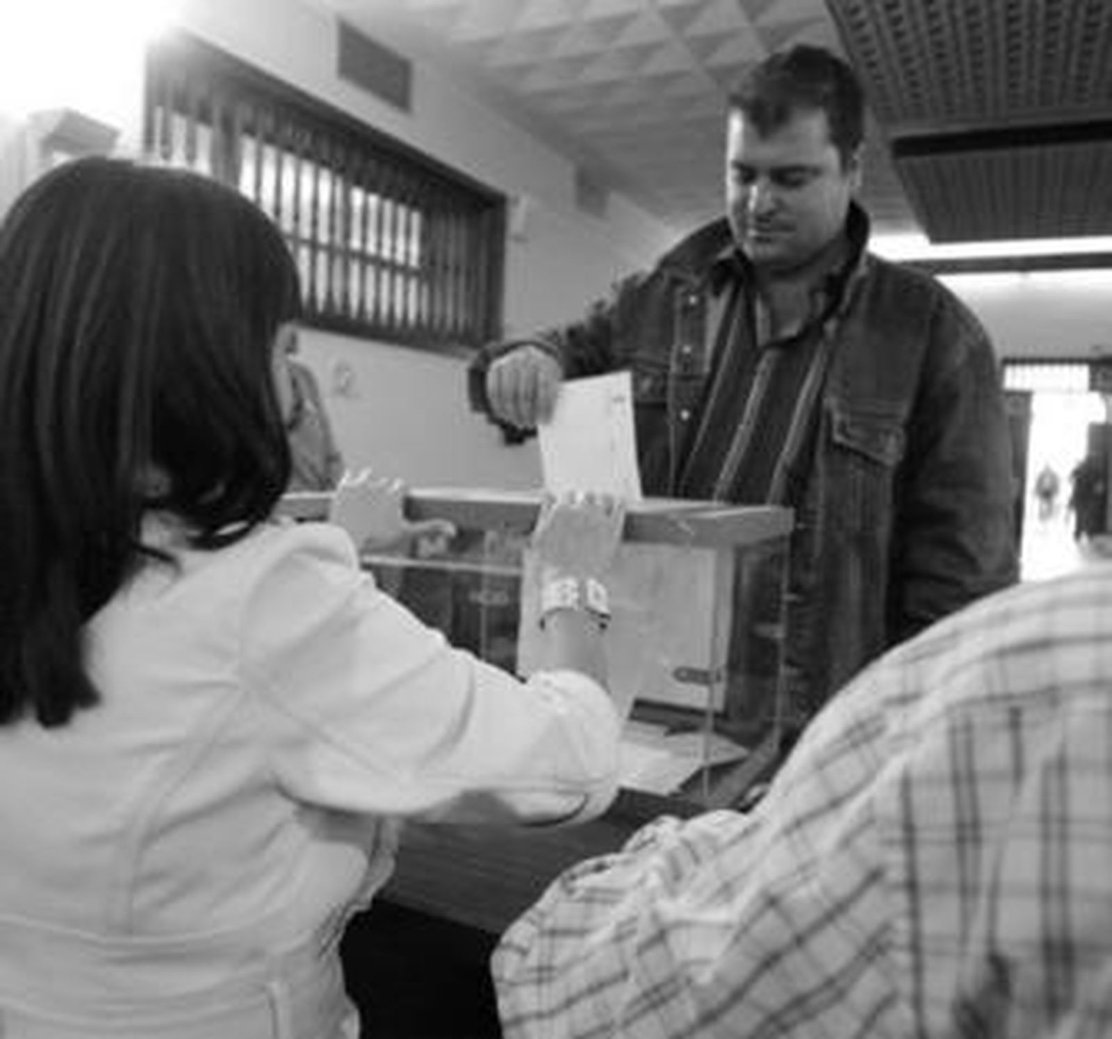 Un trabajador municipal ejerce su derecho al voto, el pasado 6 de noviembre.