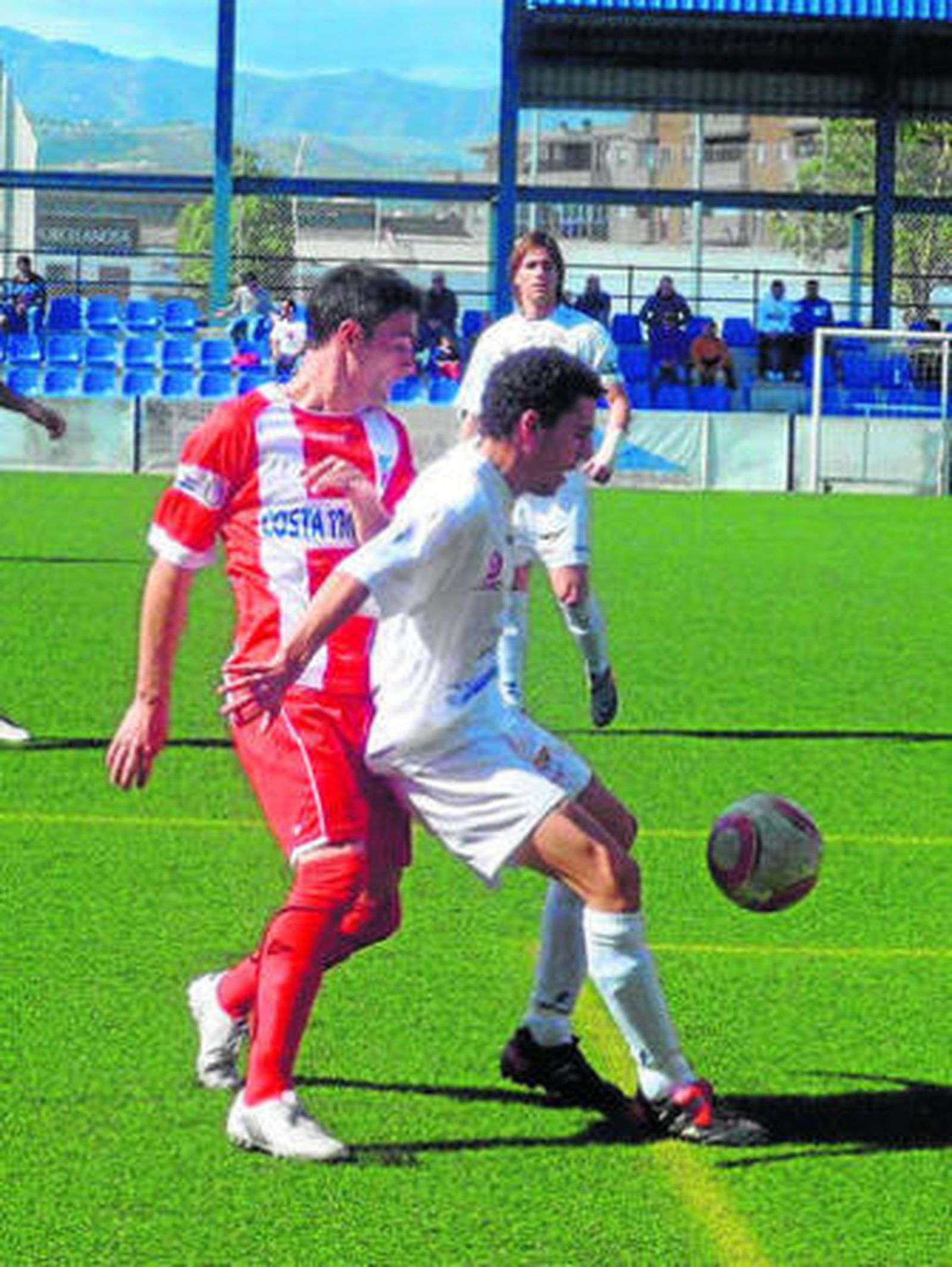 Igna presiona a un jugador del Vélez en la mañana de ayer.