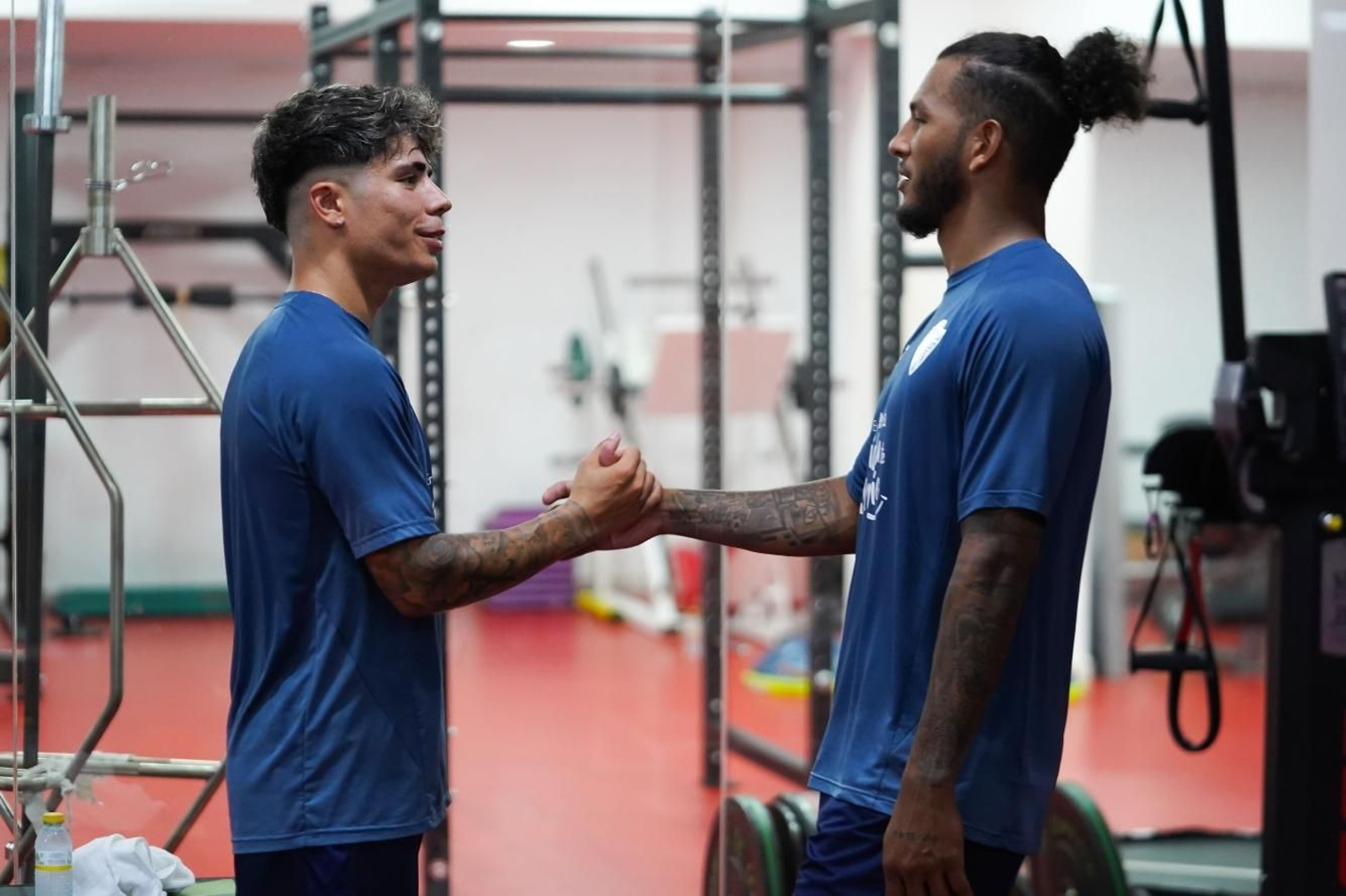 Nico Melamed saluda a Luis Suárez, su nuevo compañero de equipo.