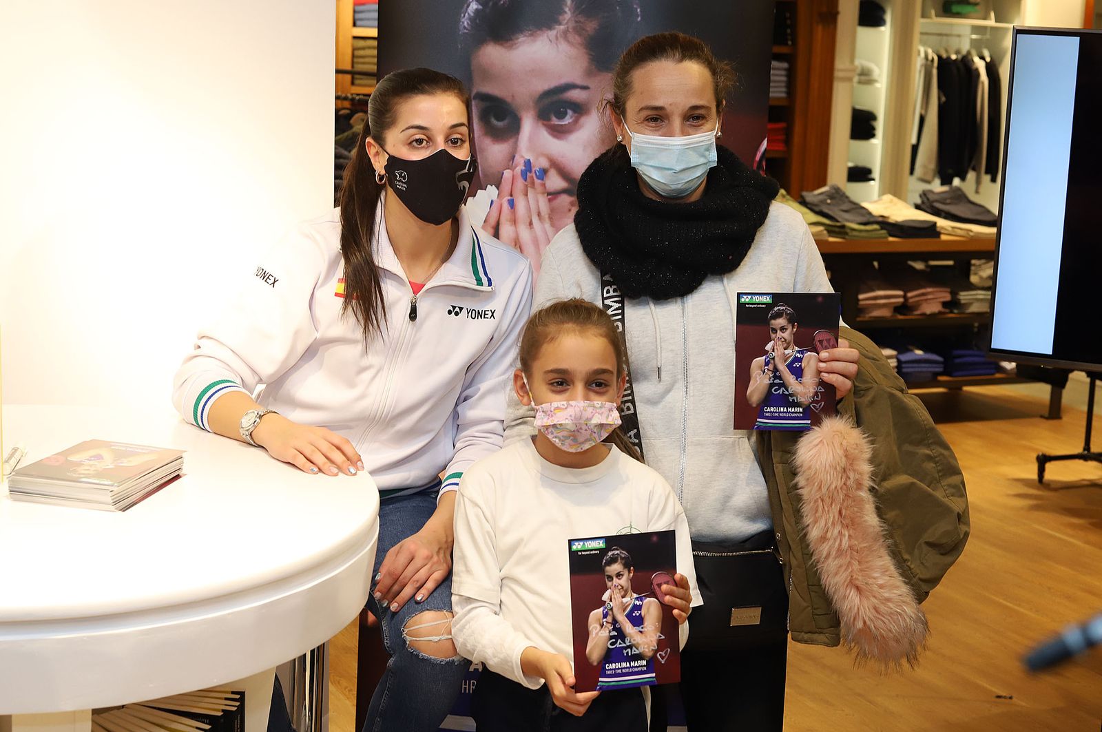 Huelva 2021: Carolina Marín firma autógrafos en el Corte Inglés de Huelva durante el Mundial de Bádminton