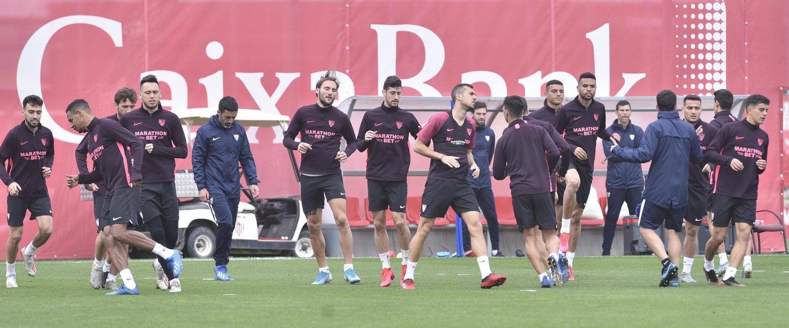Pepe Conde, de frente, y Óscar Caro, de espaldas, en un entrenamiento del Sevilla.
