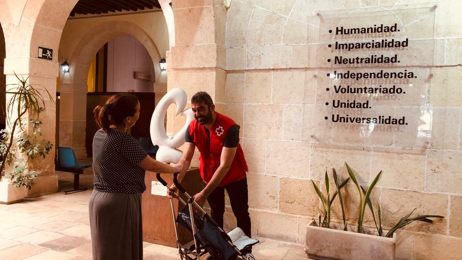 Una mujer llega a la sede de la capital para donar una silleta y colaborar en la causa