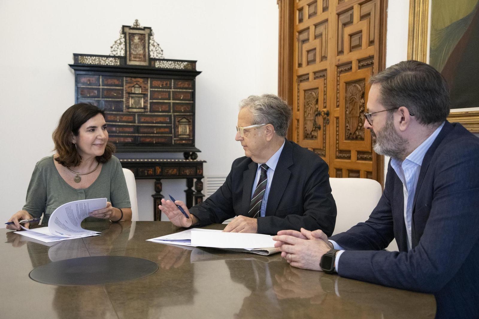 Rocío Blanco y Salvador Fuentes, junto a Adolfo Molina.