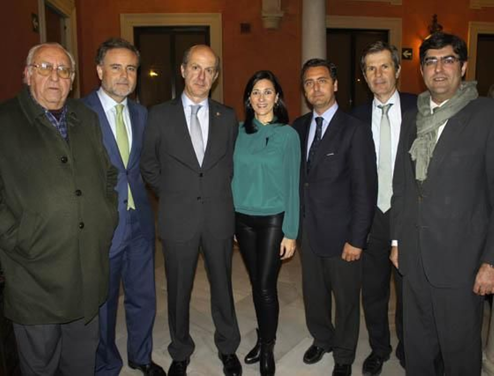 Joaquín Real, presidente de Béticos Veteranos, con los miembros de la Fundación Heliópolis Luis Morón, Miguel Cuéllar (presidente), Clara Alarcón, Julián García-Borbolla, Adolfo Cuéllar, presidente de la Liga de Juristas Béticos, y Álvaro Enriquez, 

Foto: Victoria Ramírez