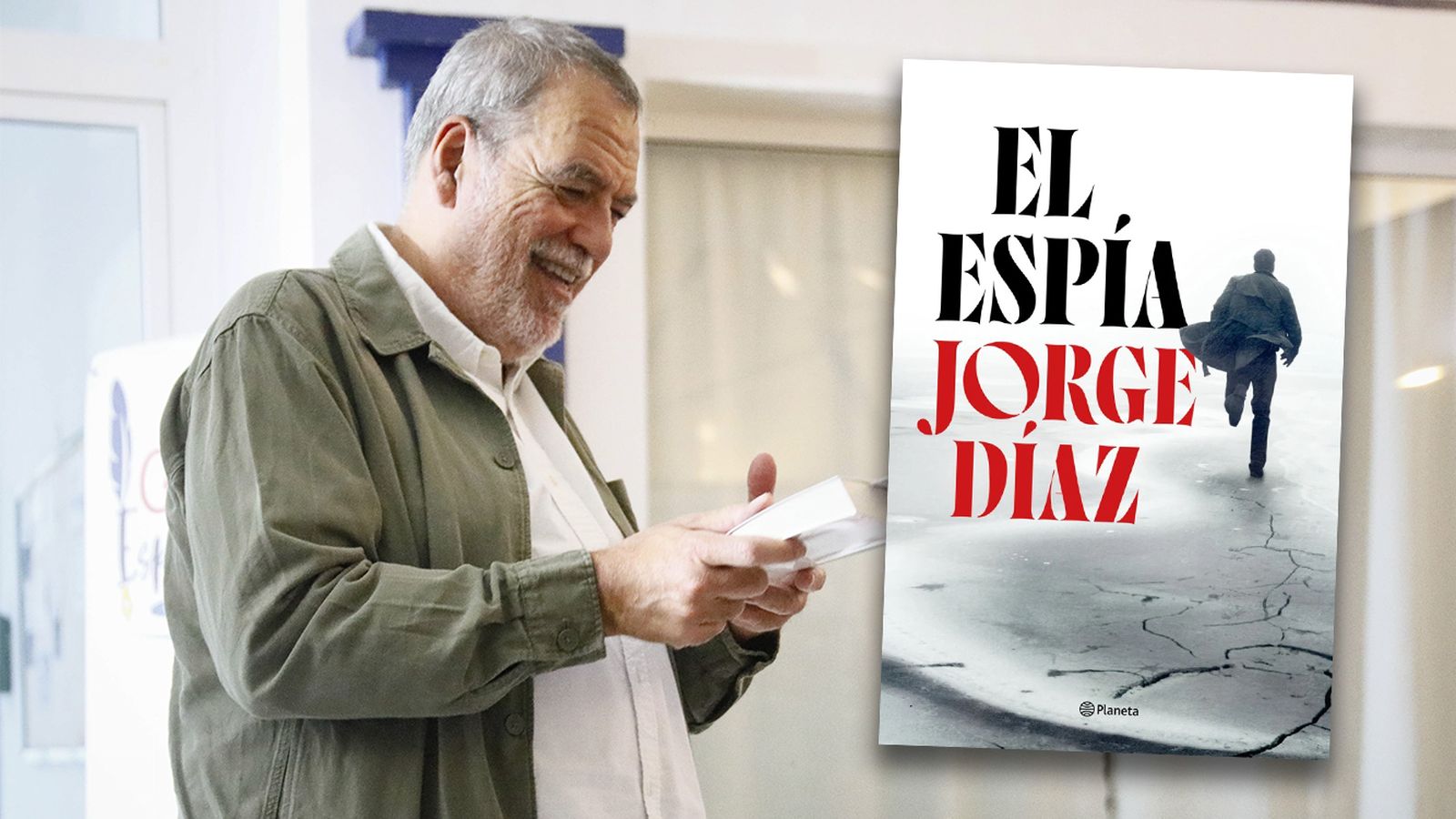 Jorge Díaz en una de sus visitas a Mojácar, junto a la portada de su nueva novela "El Espía"