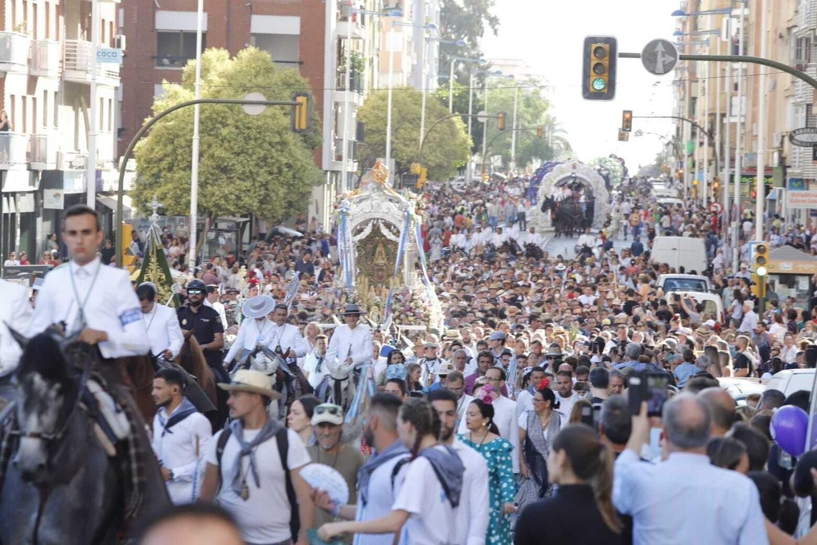 Las primeras imágenes de la Hermandad del Rocío de Huelva por las calles de la capital