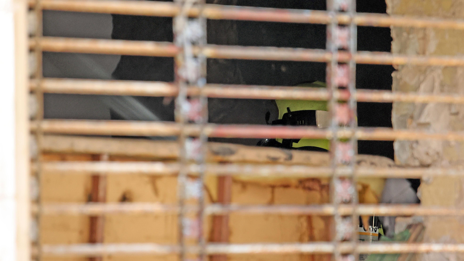 Los bomberos de Jerez intervienen en un incendio de un inmueble en calle Bizcocheros