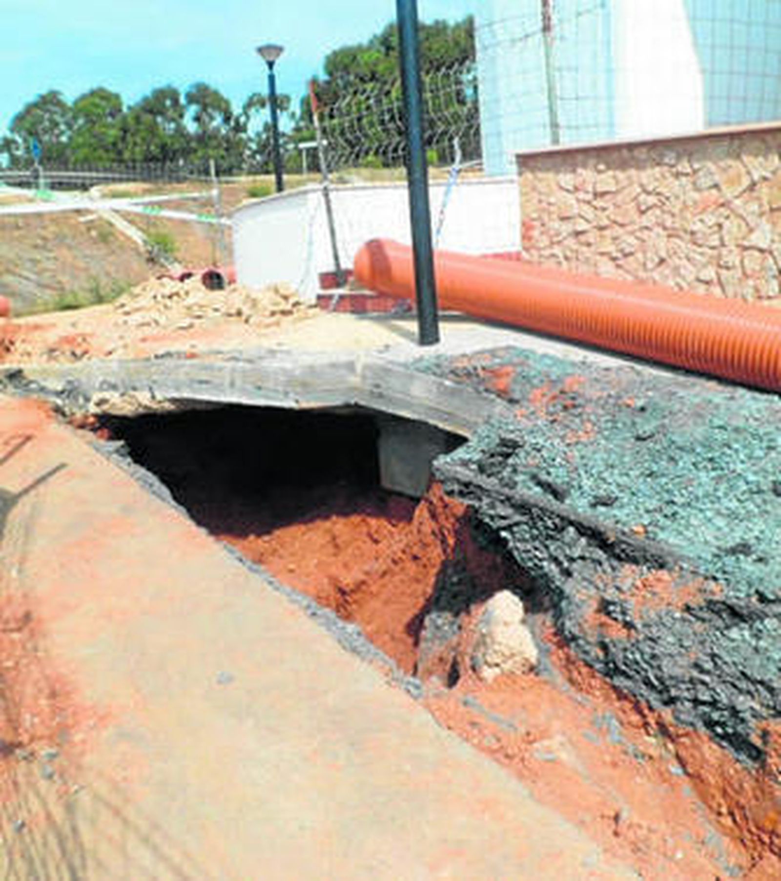 La zanja donde tuvo lugar el accidente laboral.