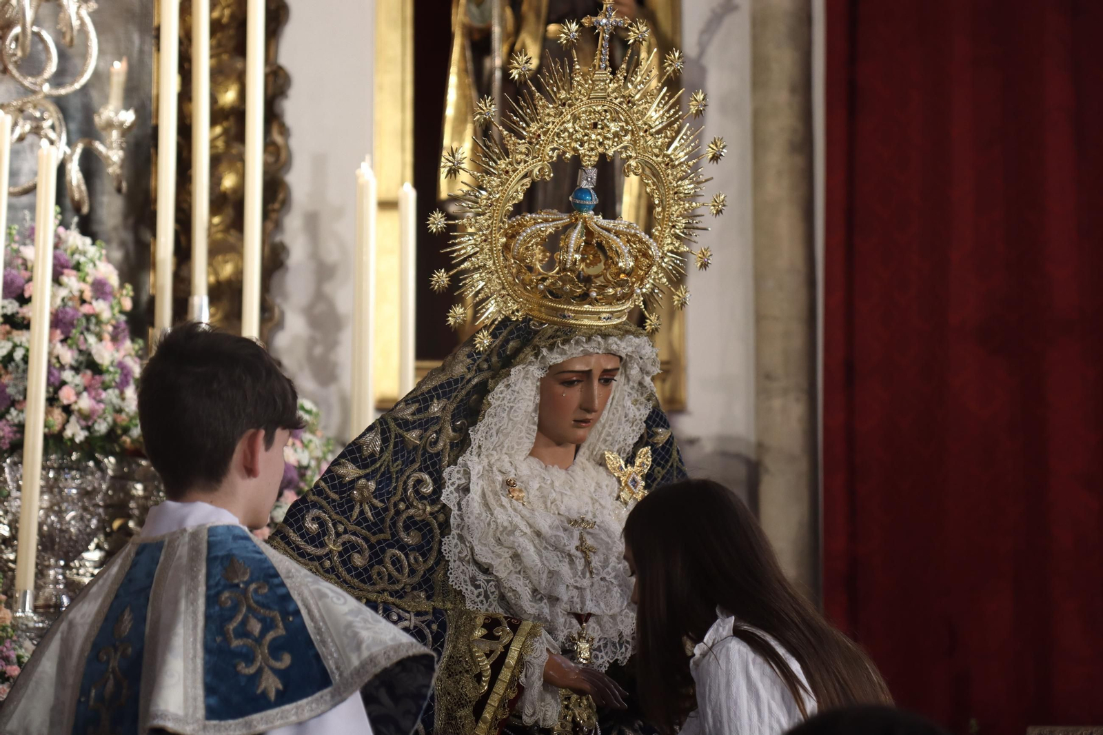 Besamanos de María Santísima de la Hiniesta Dolorosa