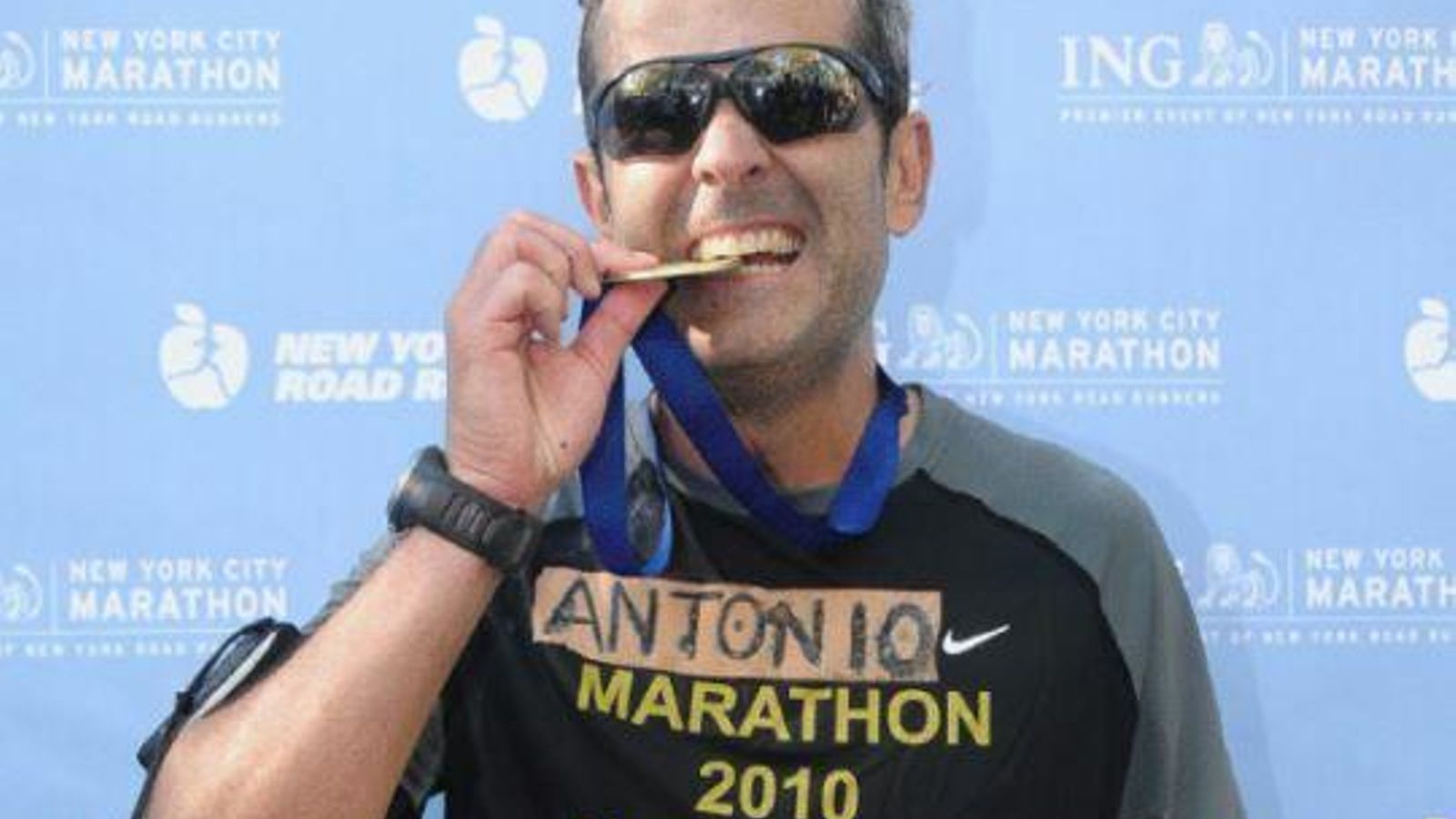 Antonio, con su medalla de la maratón de Nueva York.