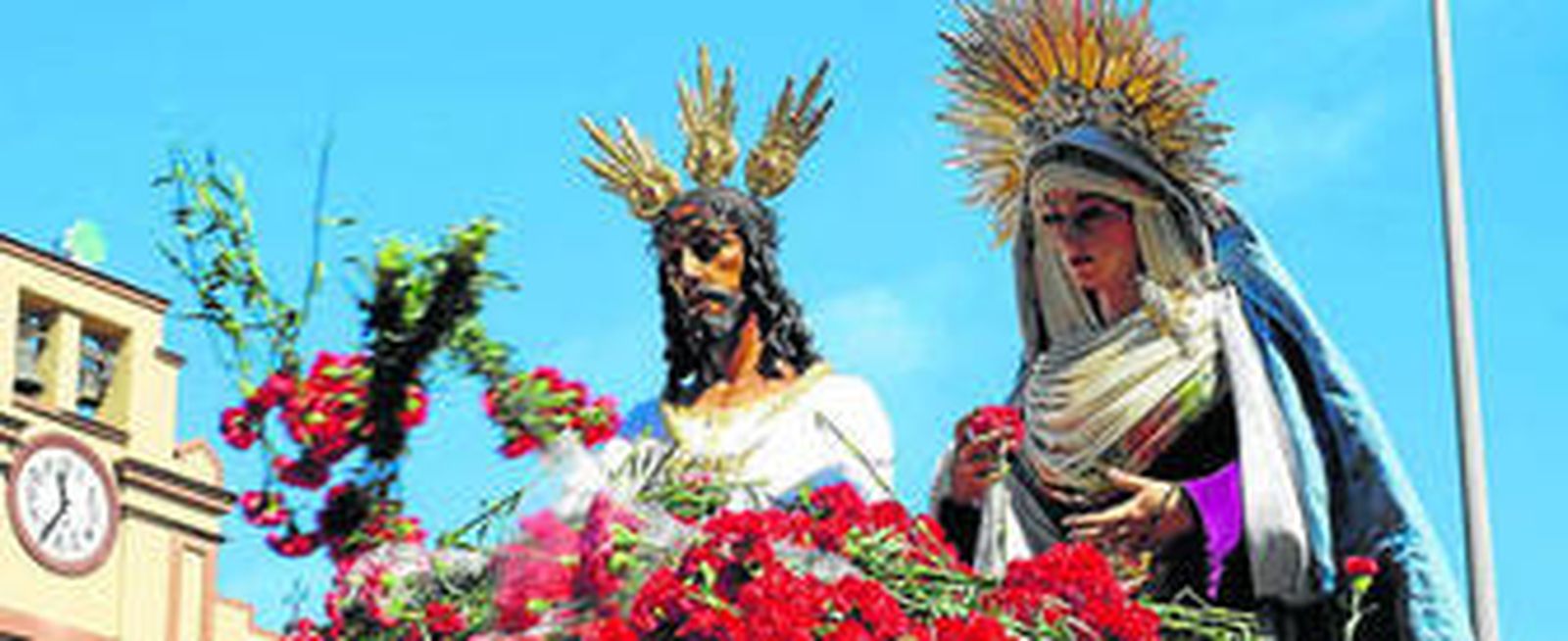 Jesús Cautivo y la Virgen de la Trinidad, ayer, a su llegada al Hospital Civil.