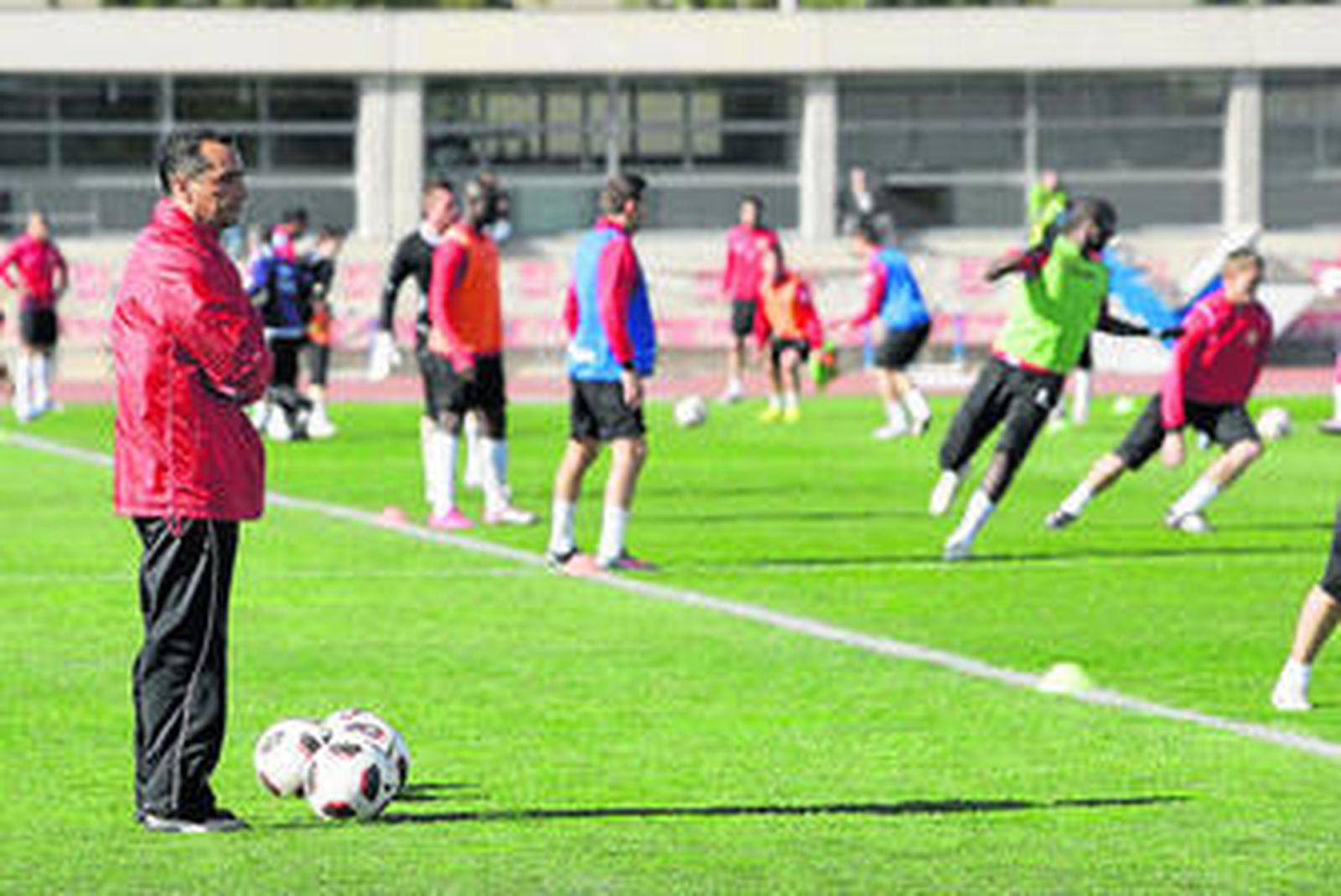 Oltra, preocupado por tanta baja, observa con atención el entrenamiento de los suyos.