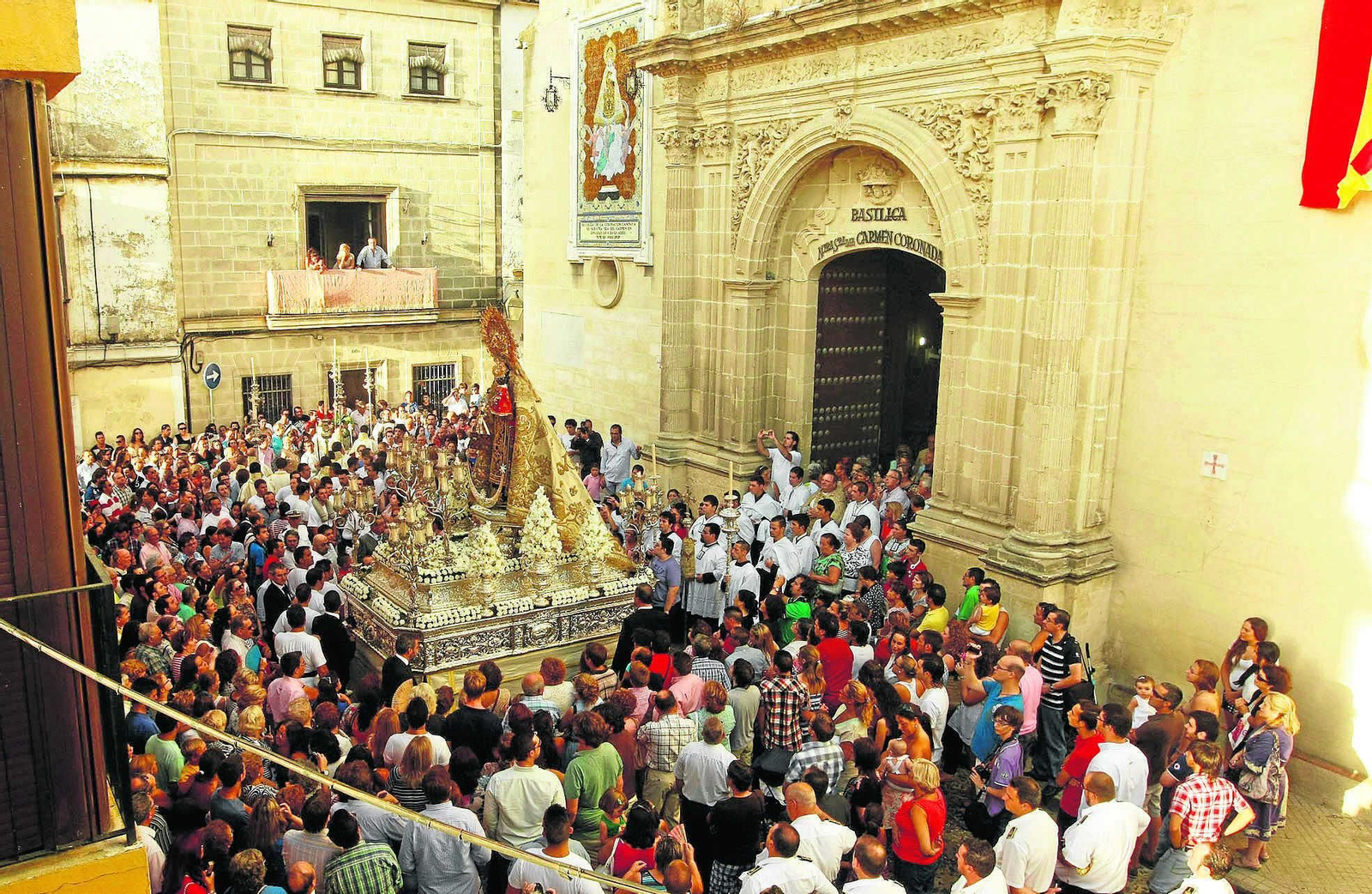 La Virgen del Carmen Coronada saliendo a las calles de Jerez.