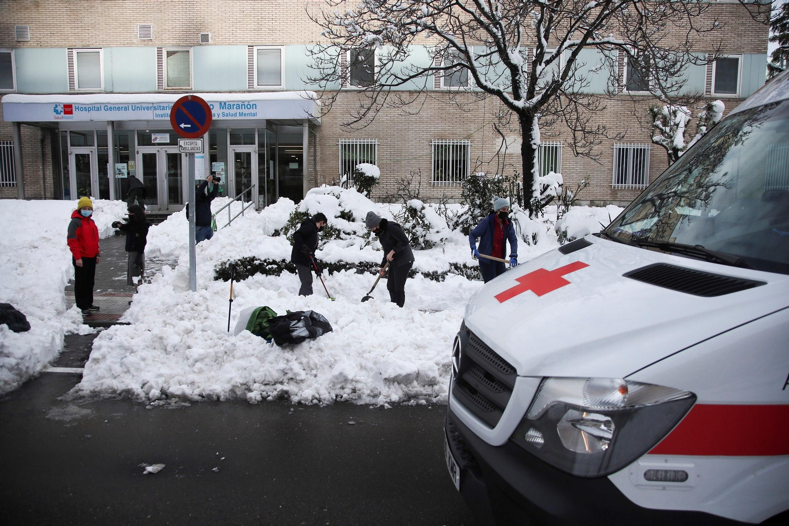 Madrid trata de restablecer la normalidad: el día después en imágenes