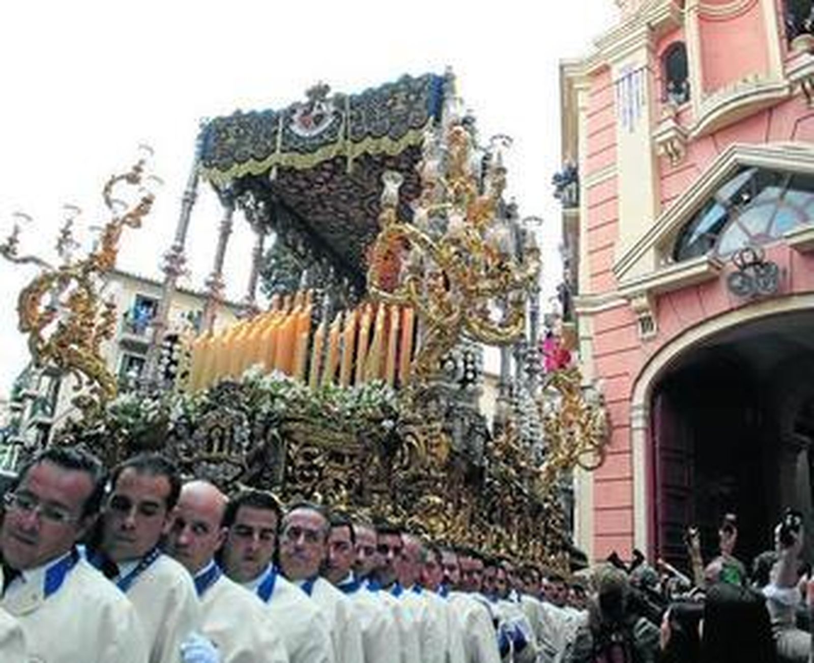 La Virgen de la Paloma, a su salida de su casa hermandad en la Plaza de San Francisco.
