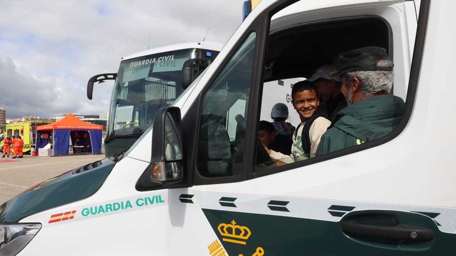 Un estudiante en un vehículo de la Guardia Civil, este lunes en Algeciras.