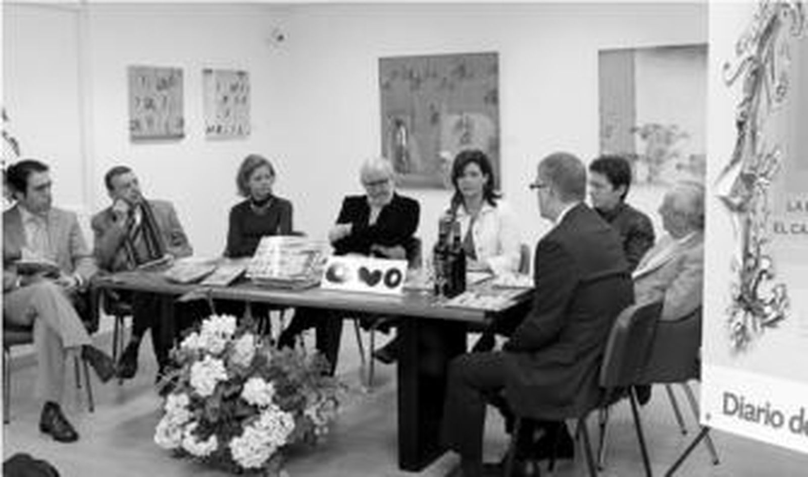 Elenco, organizadores, patrocinadores y equipo técnico de la producción, durante la presentación del libreto, ayer.