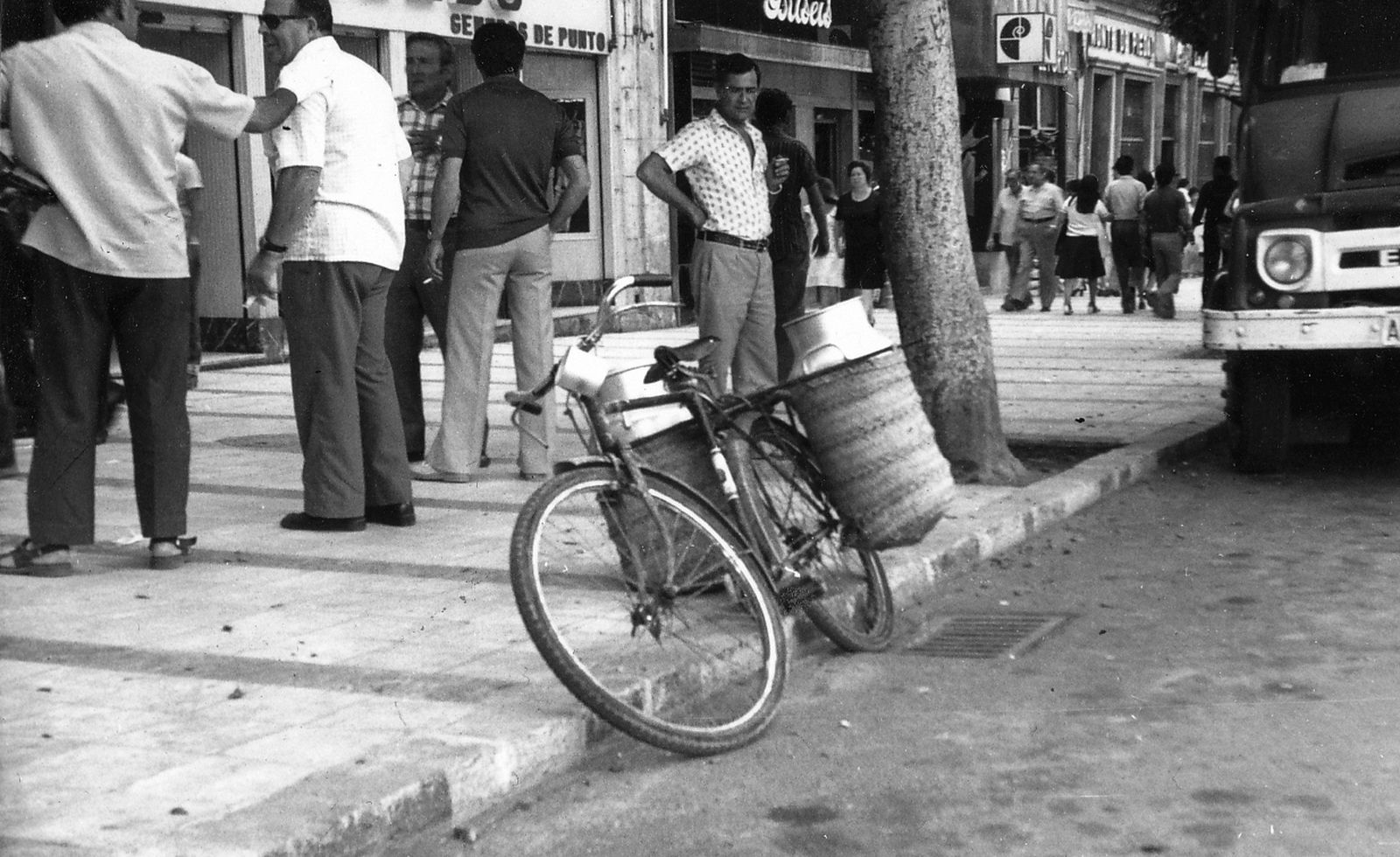 La bicicleta de un lechero ambulante permanece aparcada en pleno Paseo de Almería