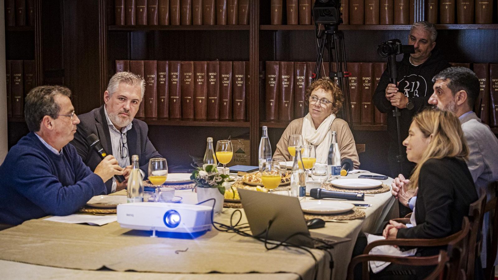 Participantes en el desayuno de trabajo.