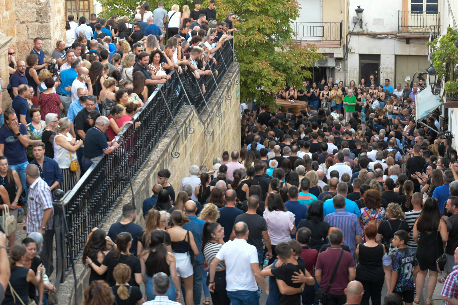 Imagen del multitudinario adios al joven fallecido en Íllora