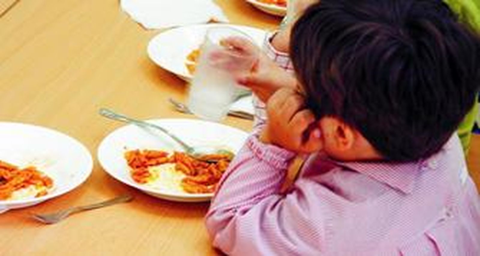 Un pequeño durante la hora del comedor, ayer en un centro educativo de la ciudad.