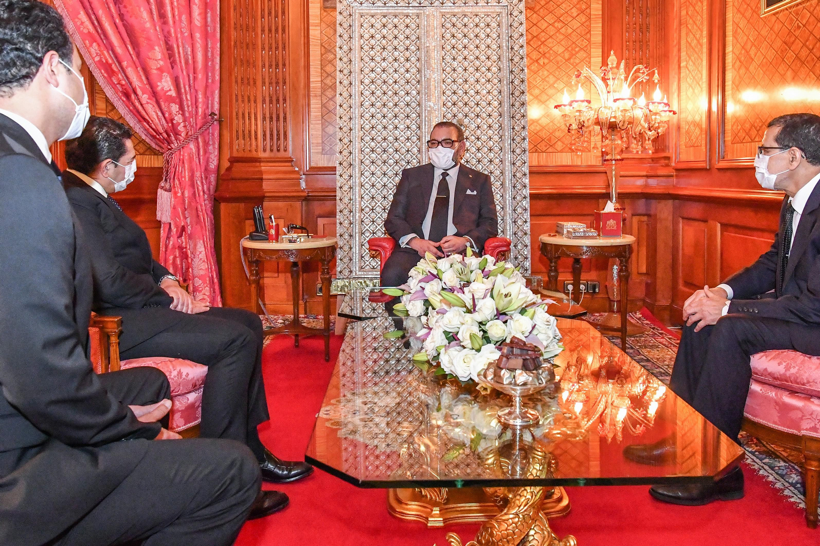 El rey Mohamed VI, reunido en su palacio de Casablanca con miembros de su Gobierno.