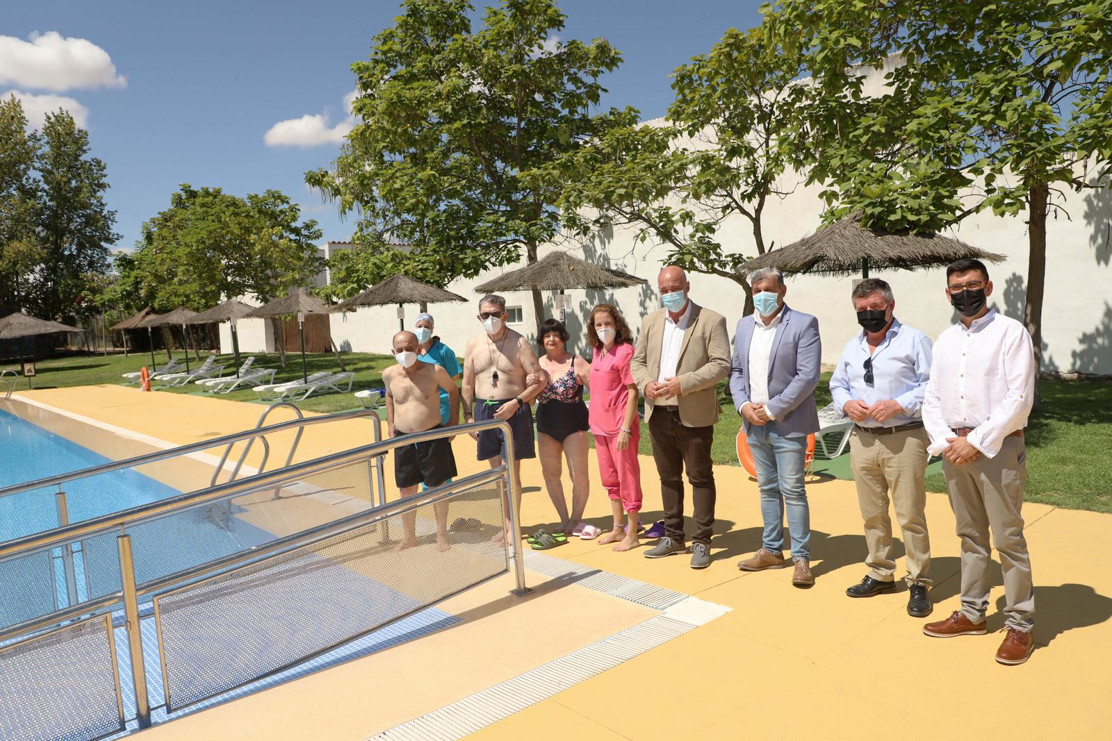 Antonio Ruiz visita la piscina de Villaralto.