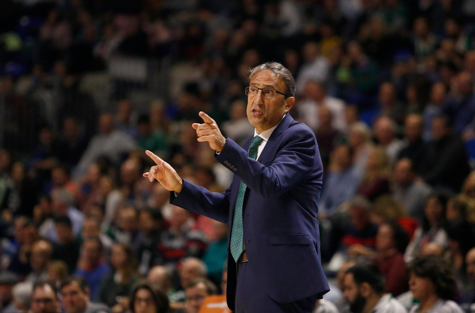 Luis Casimiro da instrucciones durante el partido contra Gran Canaria.