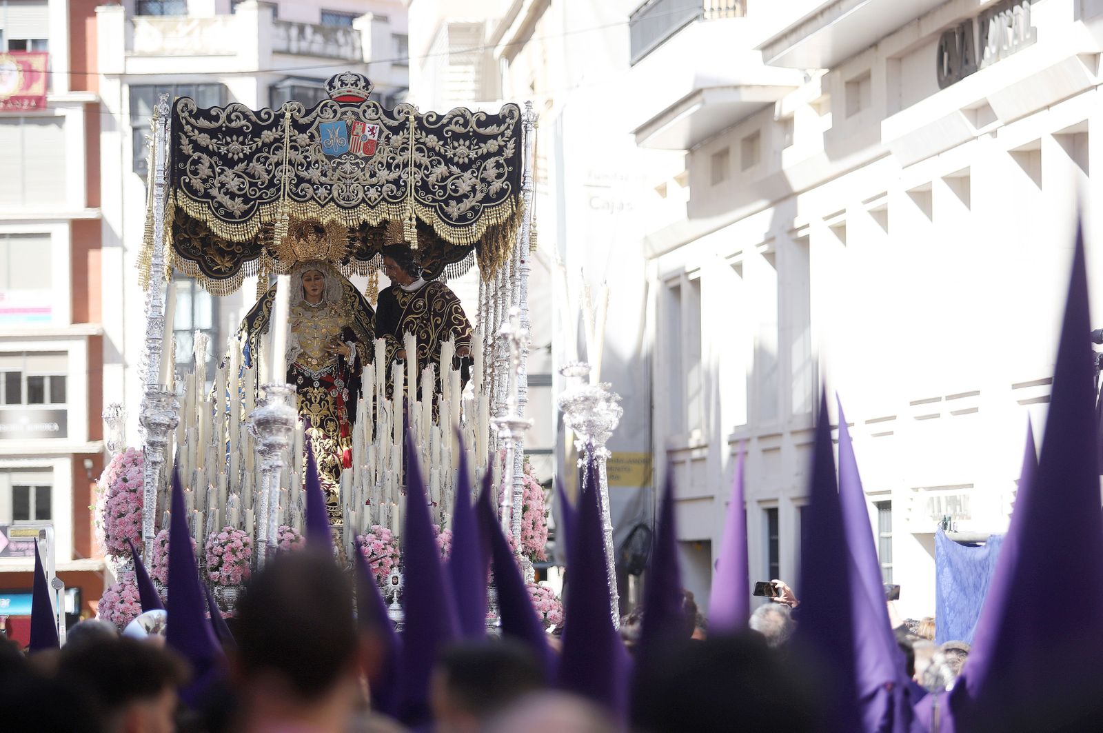 La Hermandad El Nazareno en la madrugá de la Semana Santa de Huelva 2023, en imágenes