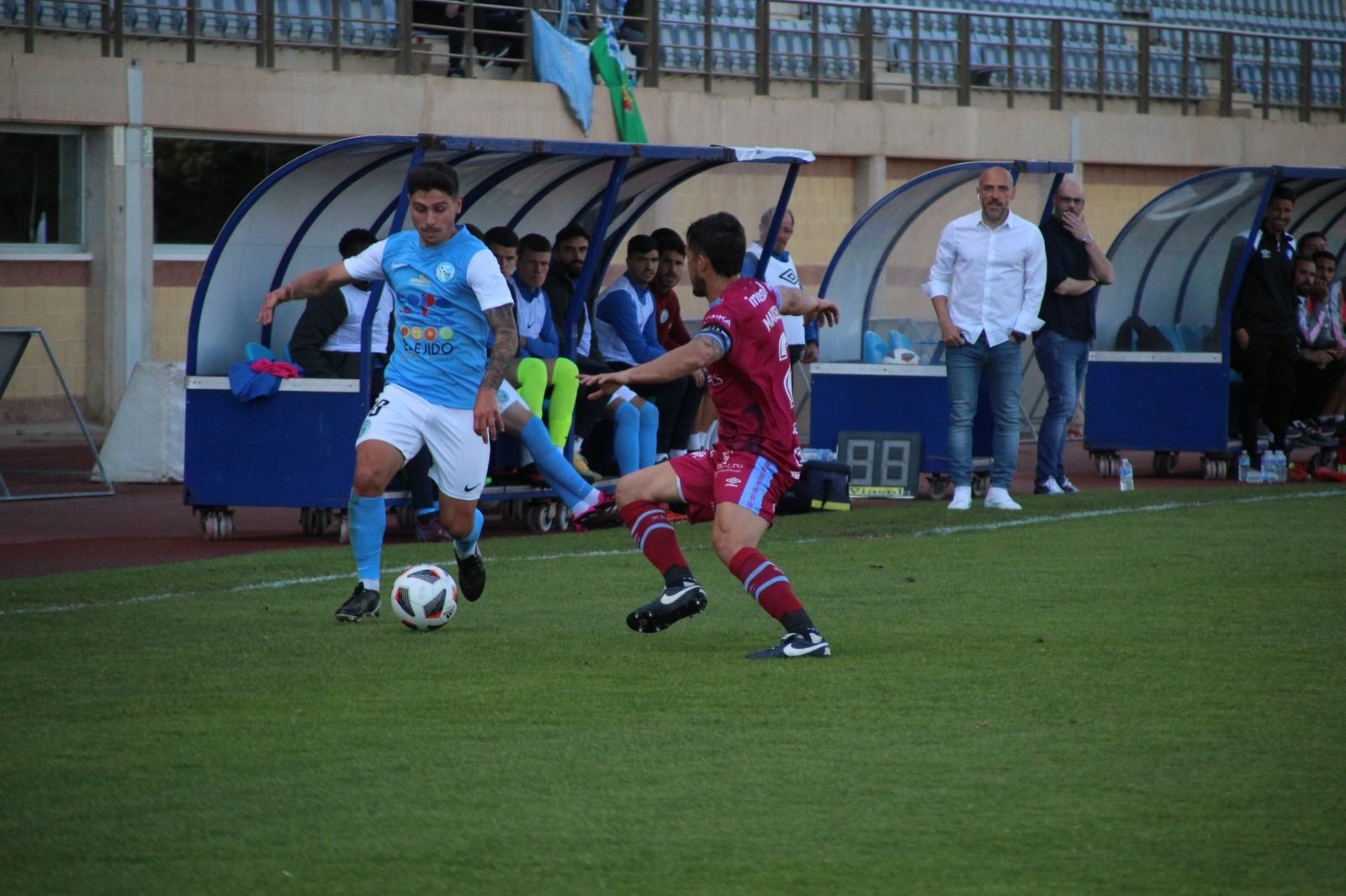 David Cabello observa desde la banda una jugada conducida por Alberto Fuentes.