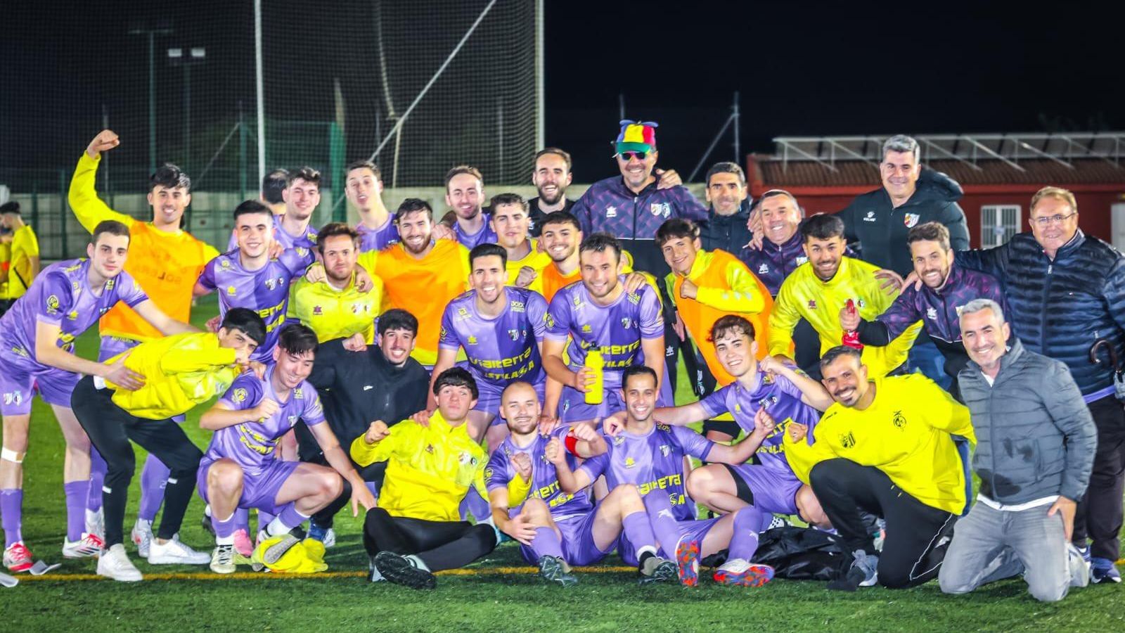 La escuadra moraíta celebra su pase al play off.