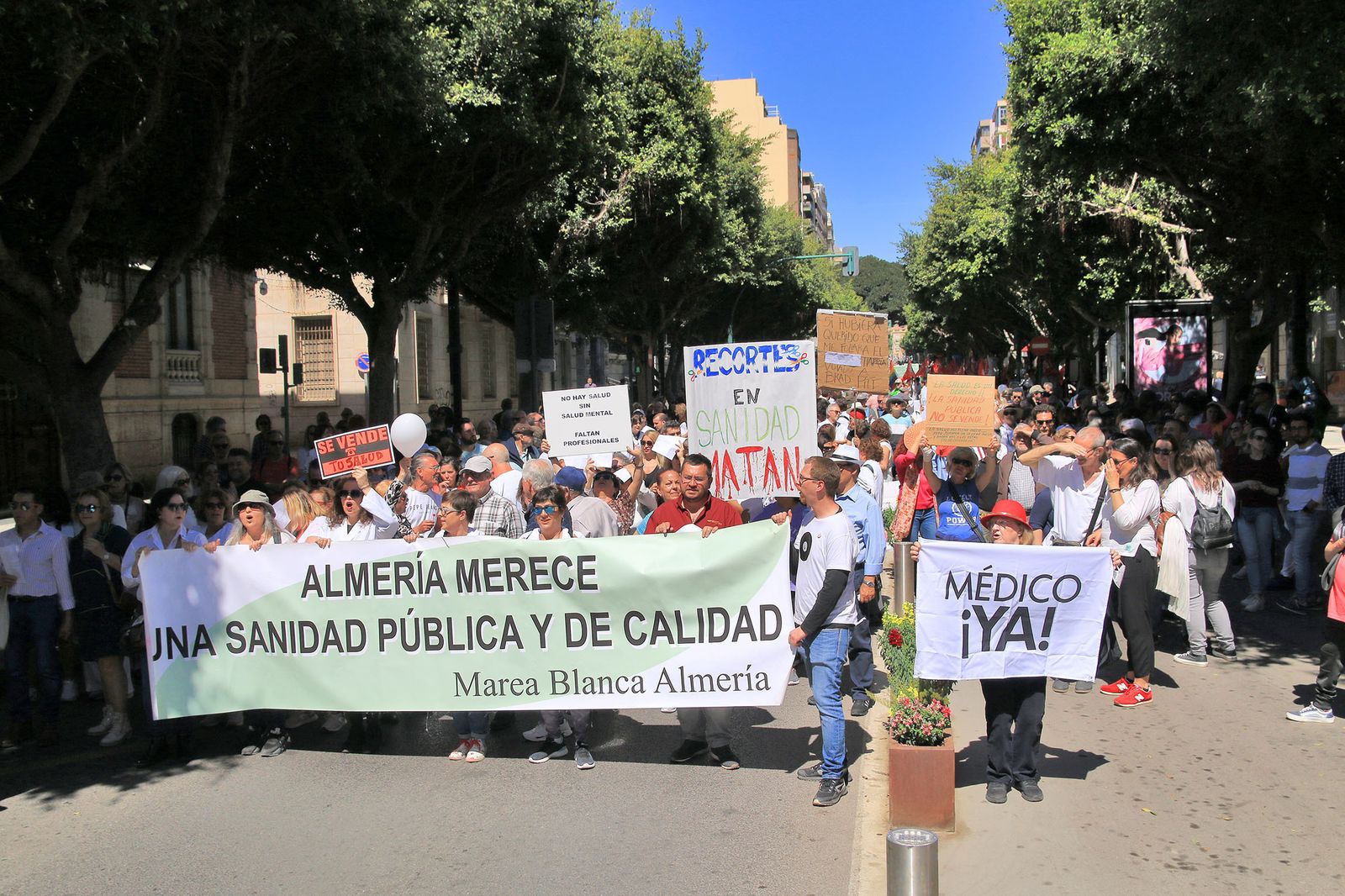 Los sanitarios de Almería se manifiestan contra la mala salud de la sanidad andaluza