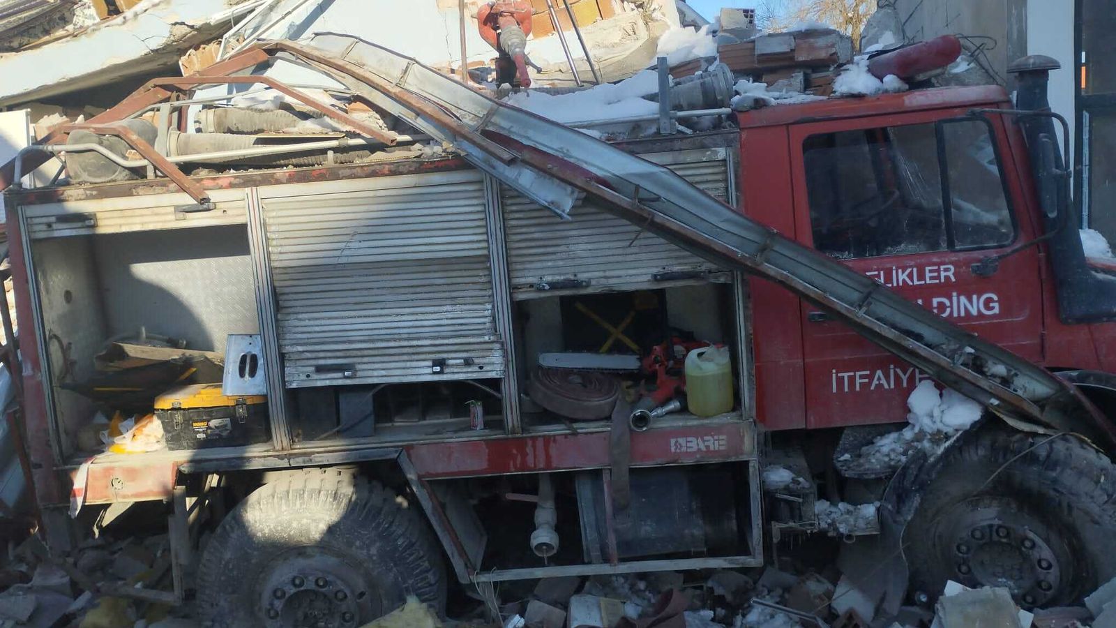 El estado en el que quedó un camión de bomberos siniestrado en el segundo terremoto.