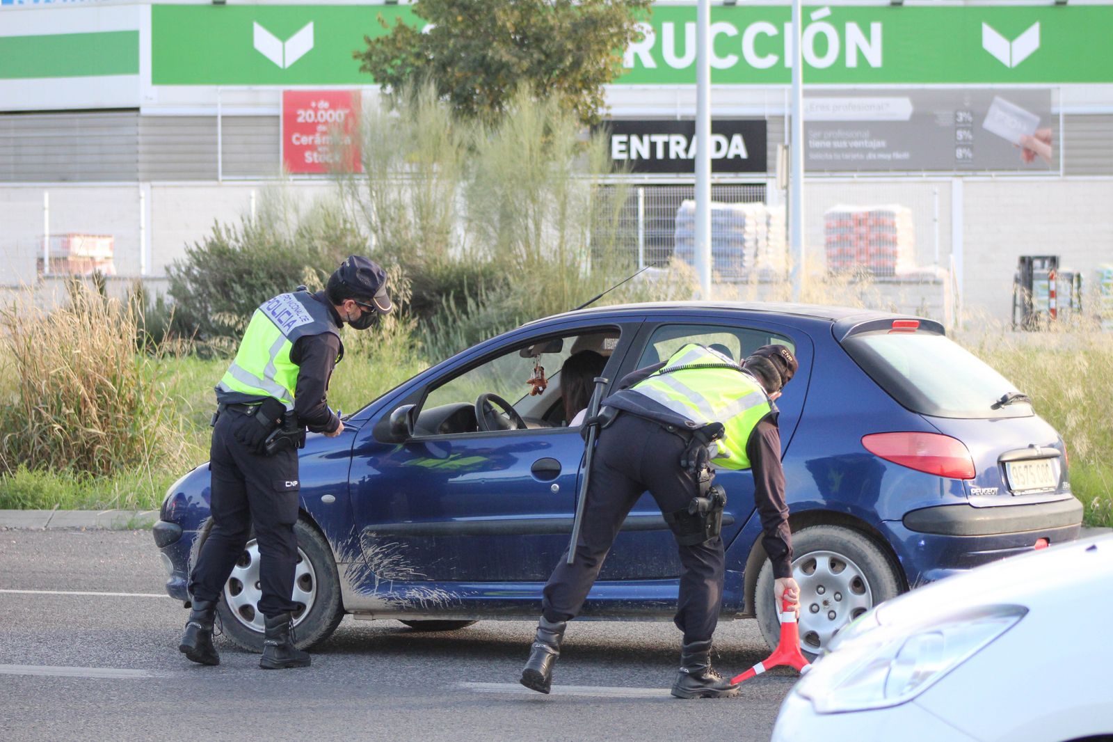 Agentes de la Policía Local de Córdoba, durante un control.