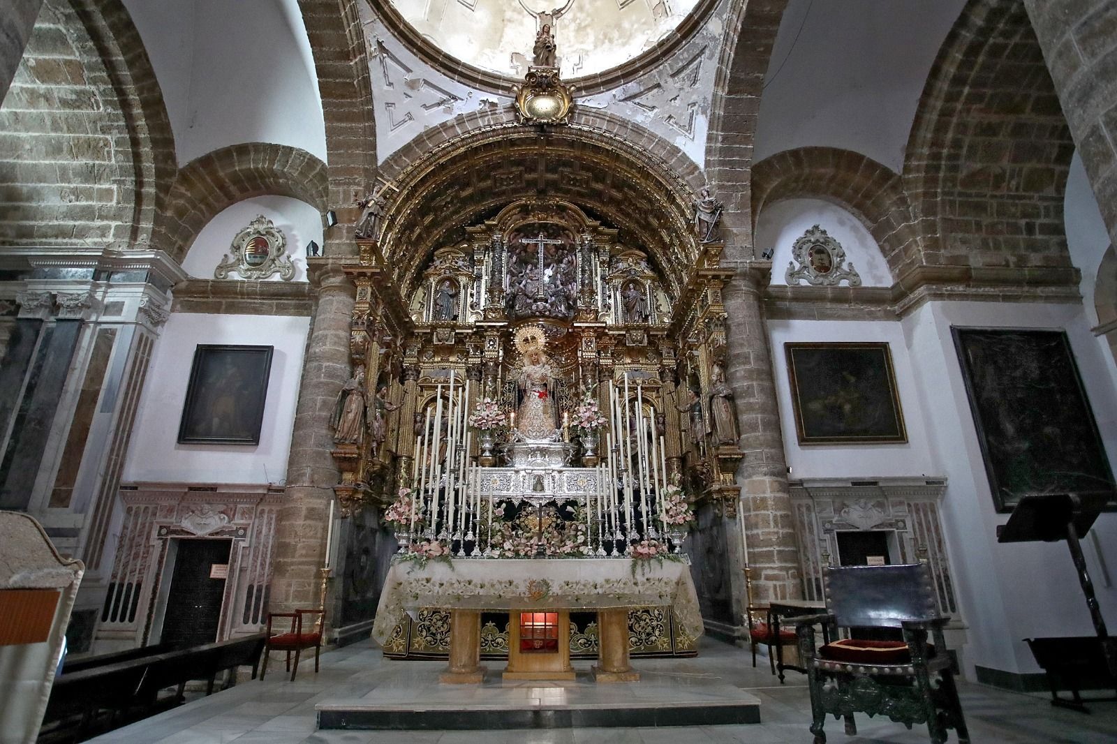 Altar de los cultos que se celebran estos días en honor de la Virgen del Rosario del Perdón.