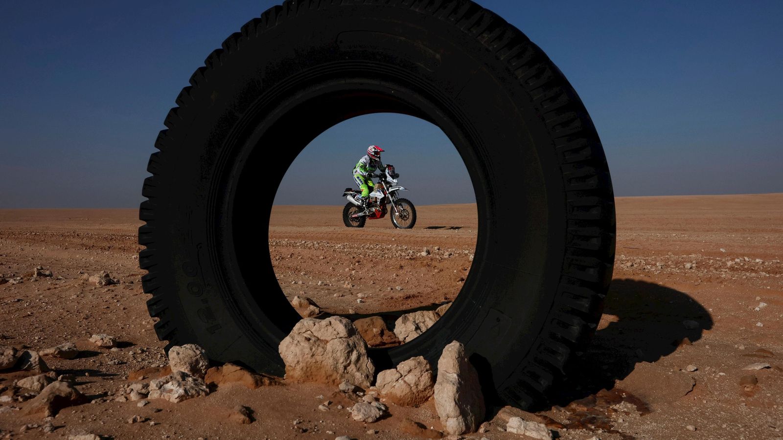 Un piloto de motos, durante el recorrido de la quinta etapa.