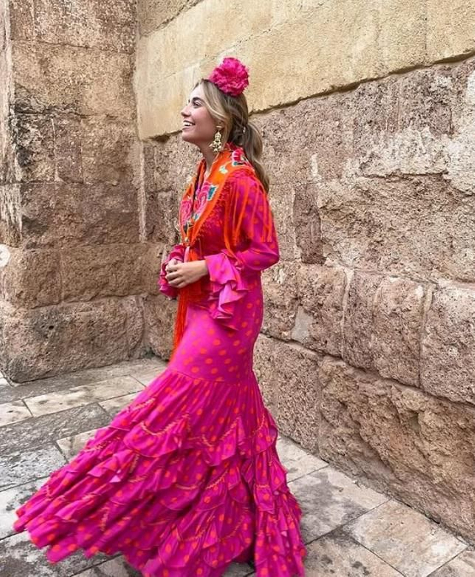 Isa ramos vestida de flamenca con una coleta desenfadada.