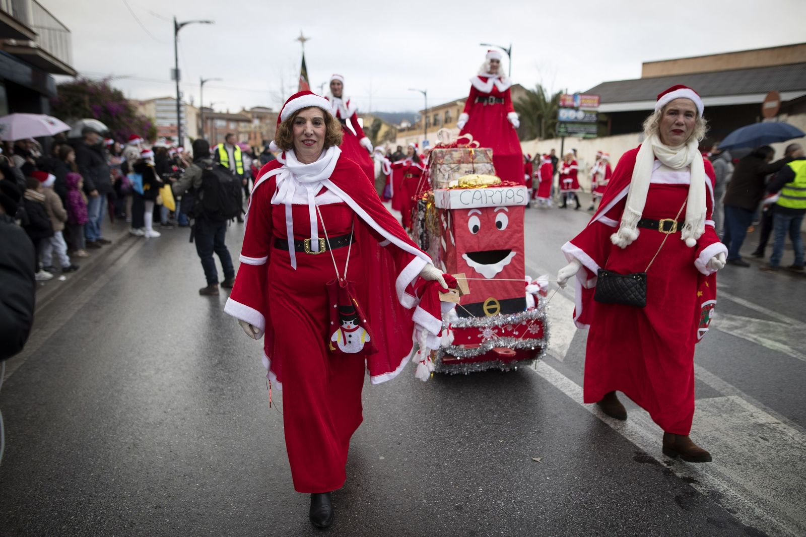 Única en España: las mejores imágenes de la cabalgata con 200 Mamá Noel en Otura