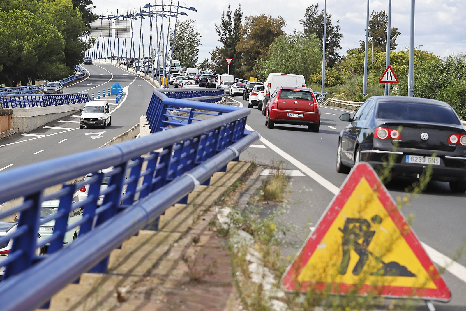 Retenciones y atascos ocasionados por el inicio de las obras del puente del Odiel