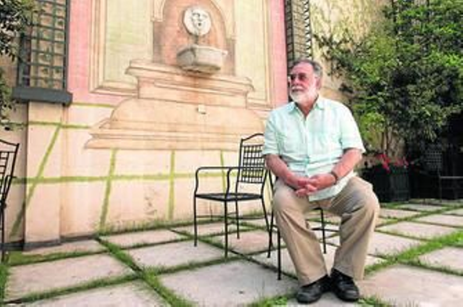 Coppola, en Madrid en 2009; abajo, imágenes de sus dos obras más célebres: 'El Padrino' y 'Apocalypse Now'.