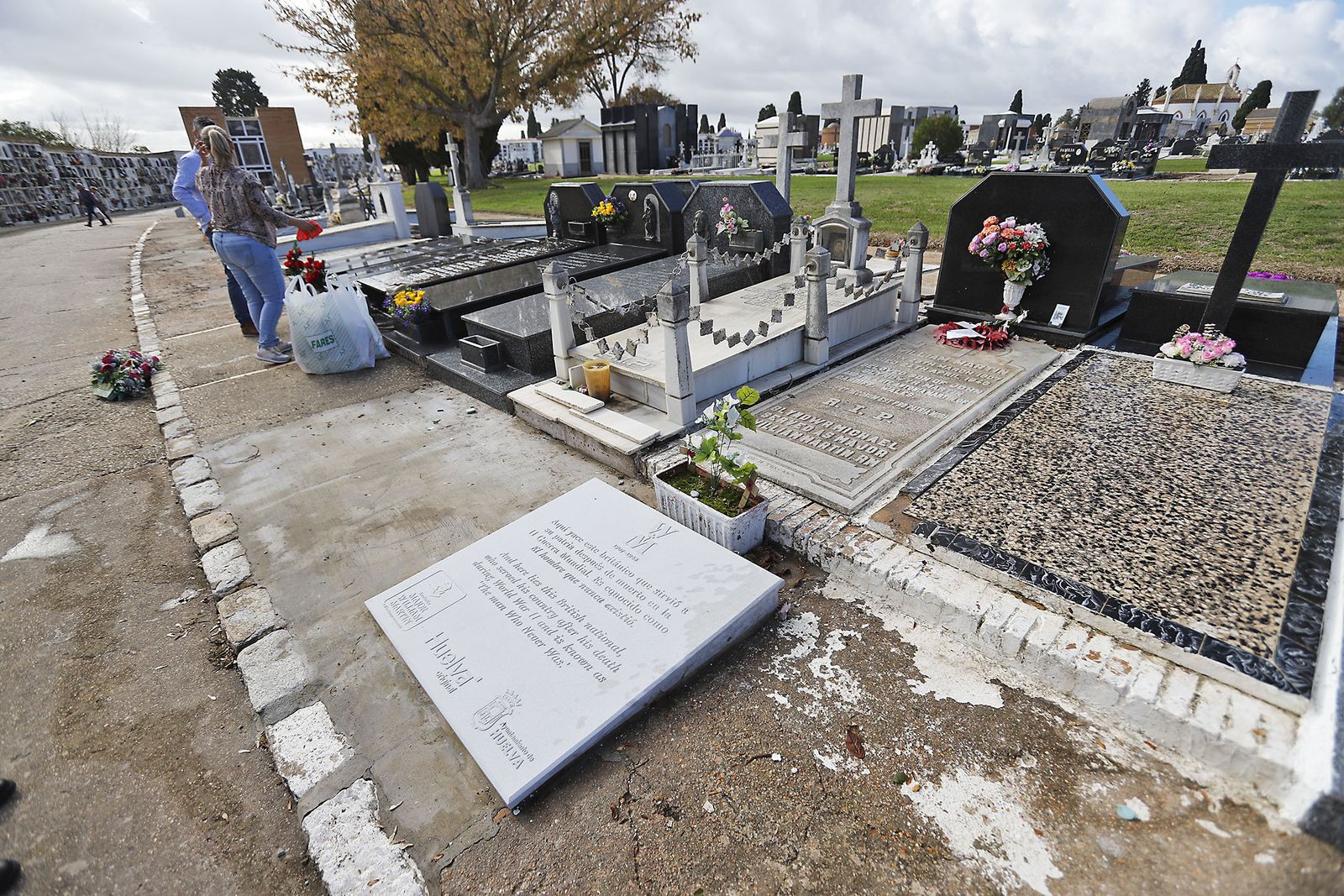 Imágenes del Día de Todos los Santos en el cementerio de la Soledad de Huelva