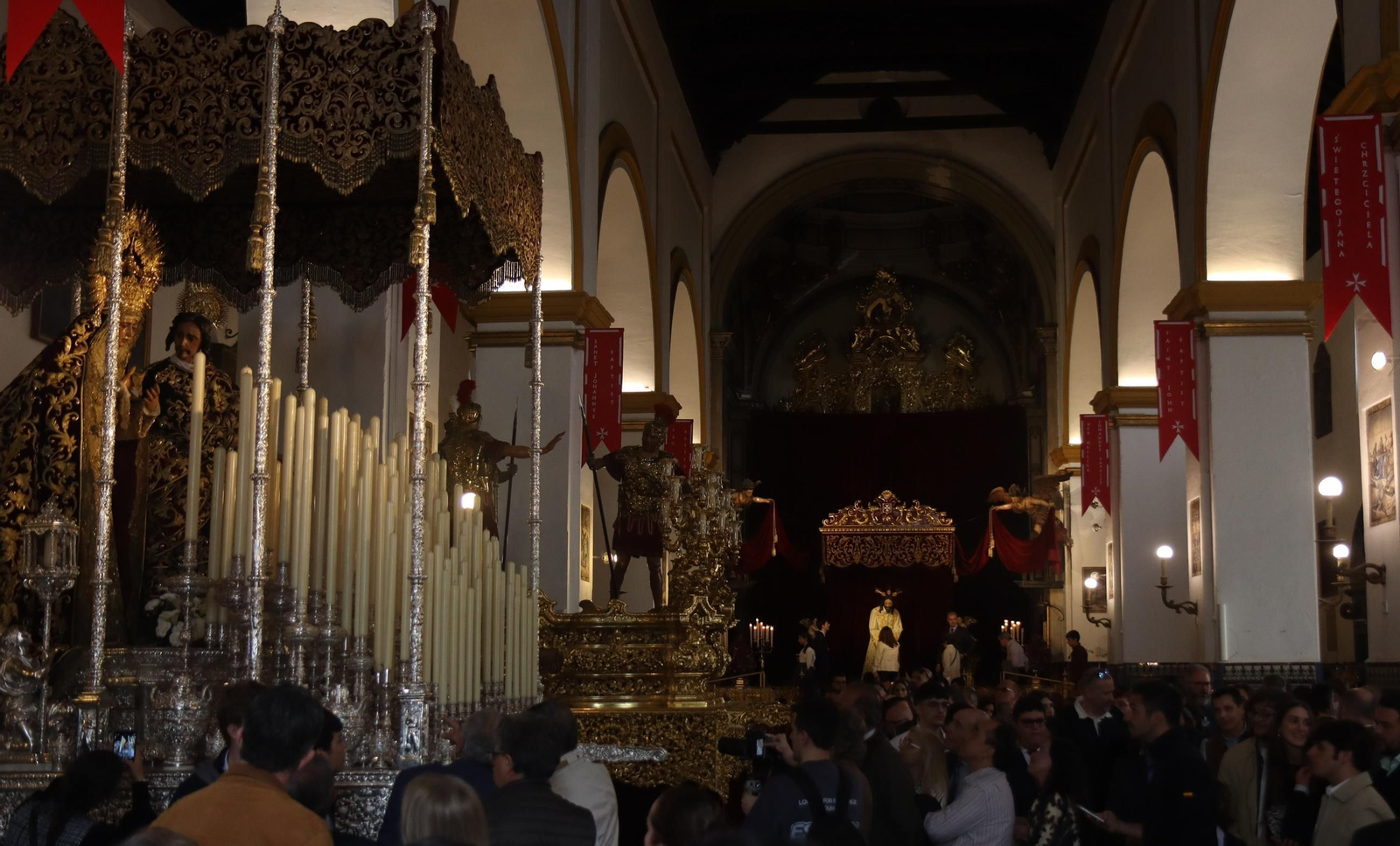 Sevilla acaricia la Semana Santa en un Domingo de Pasión lleno de cultos
