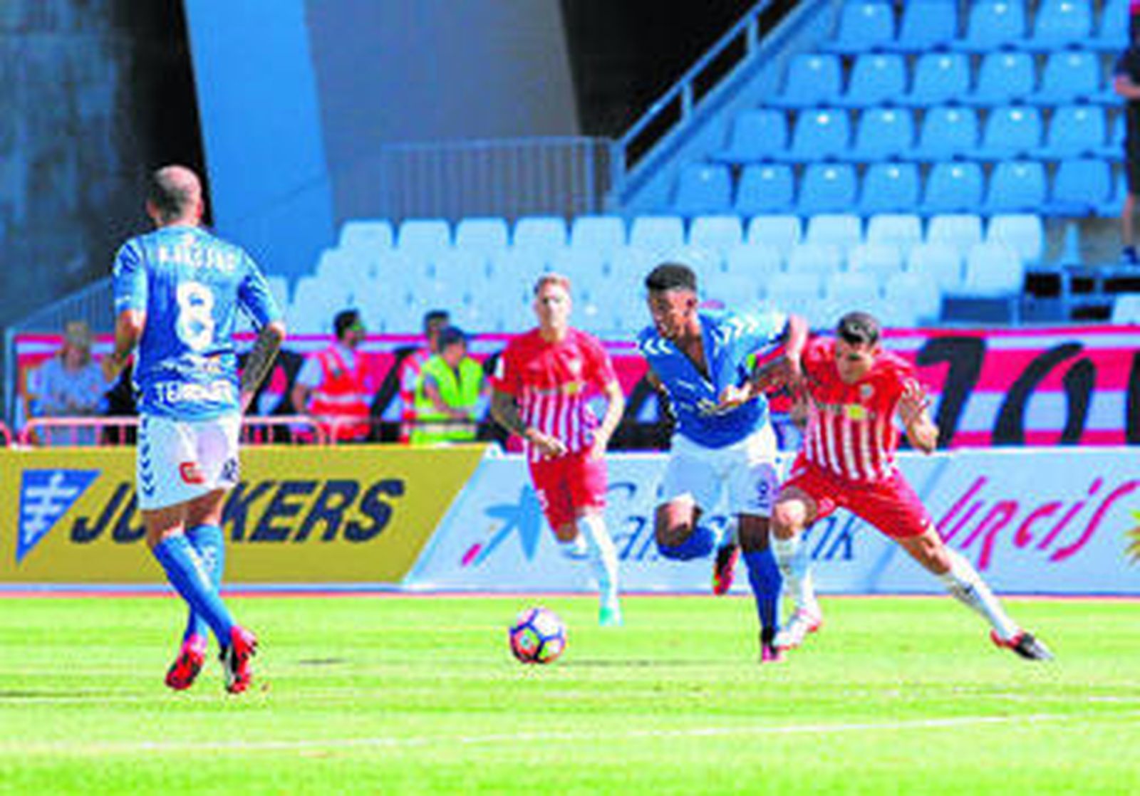 El pivote defensivo, en este caso Vélez, suele incrustarse entre los centrales para dar más opciones en la salida de balón.