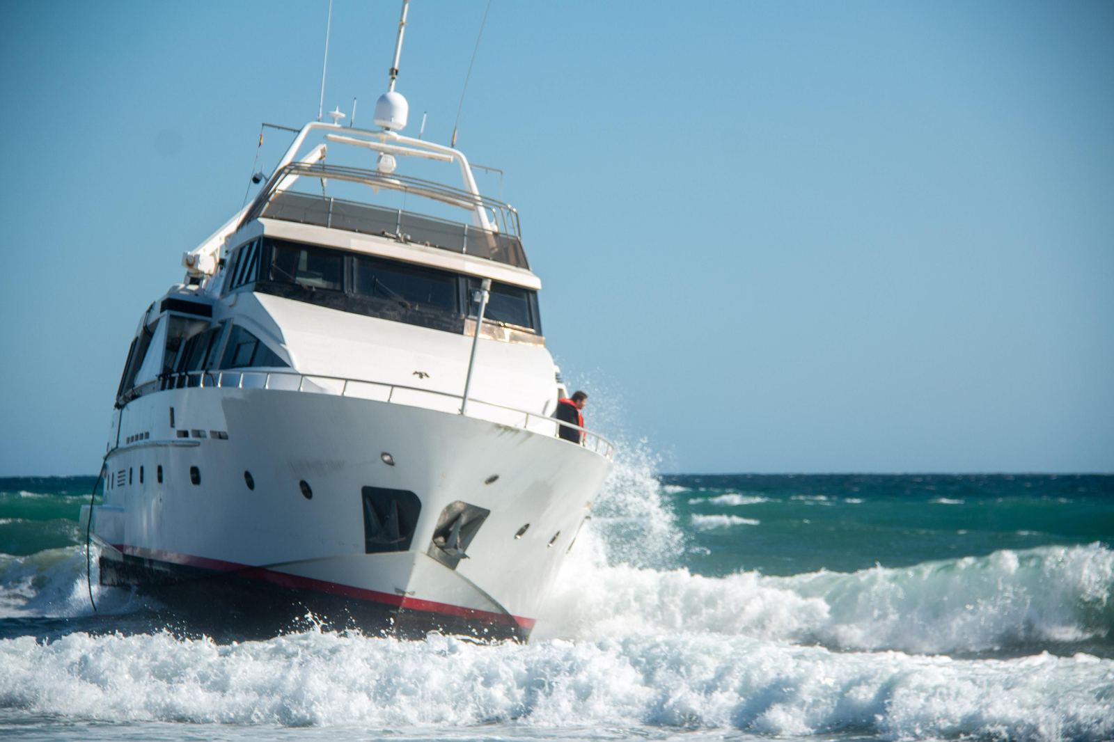 Así ha sido el rescate de los tripulantes de un yate encallado en una playa de la Costa de Granada
