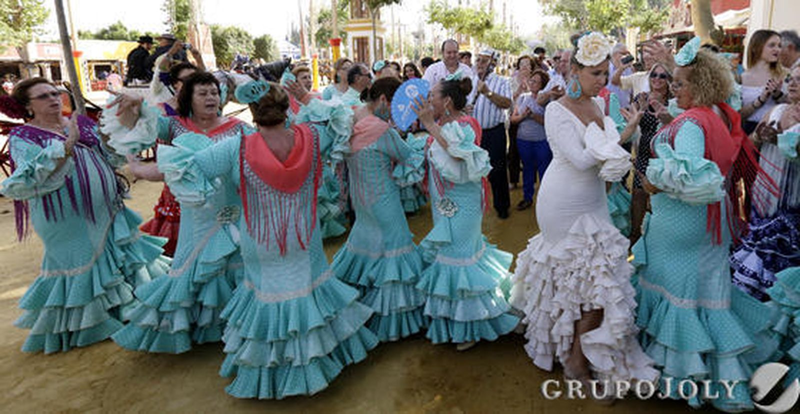 La Feria 'baila' dentro y fuera de los entoldados. 

Foto: Miguel Angel Gonzalez