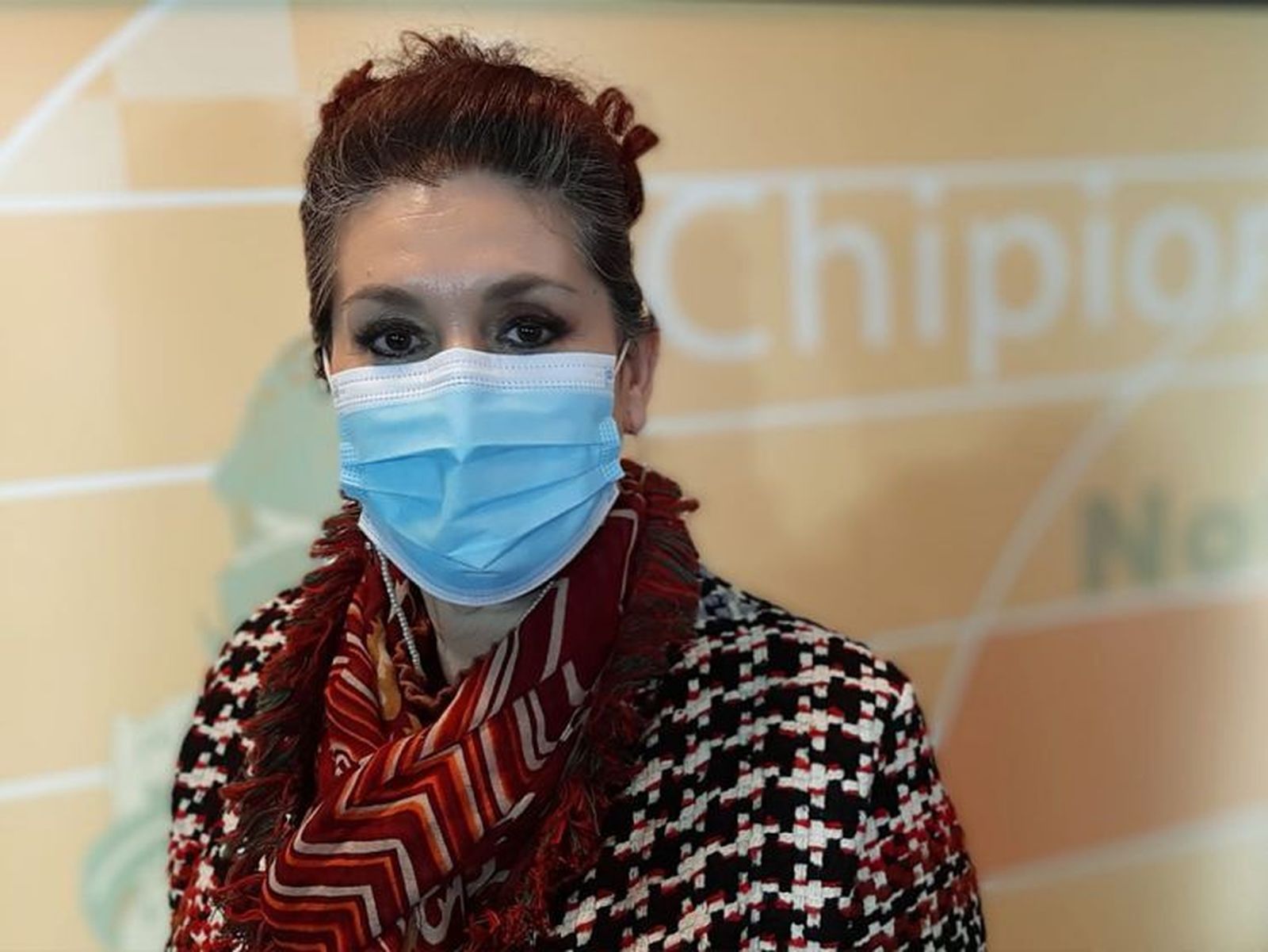 La concejala de Fiestas, Isabel María Fernández, en la radio-televisión municipal de Chipiona.