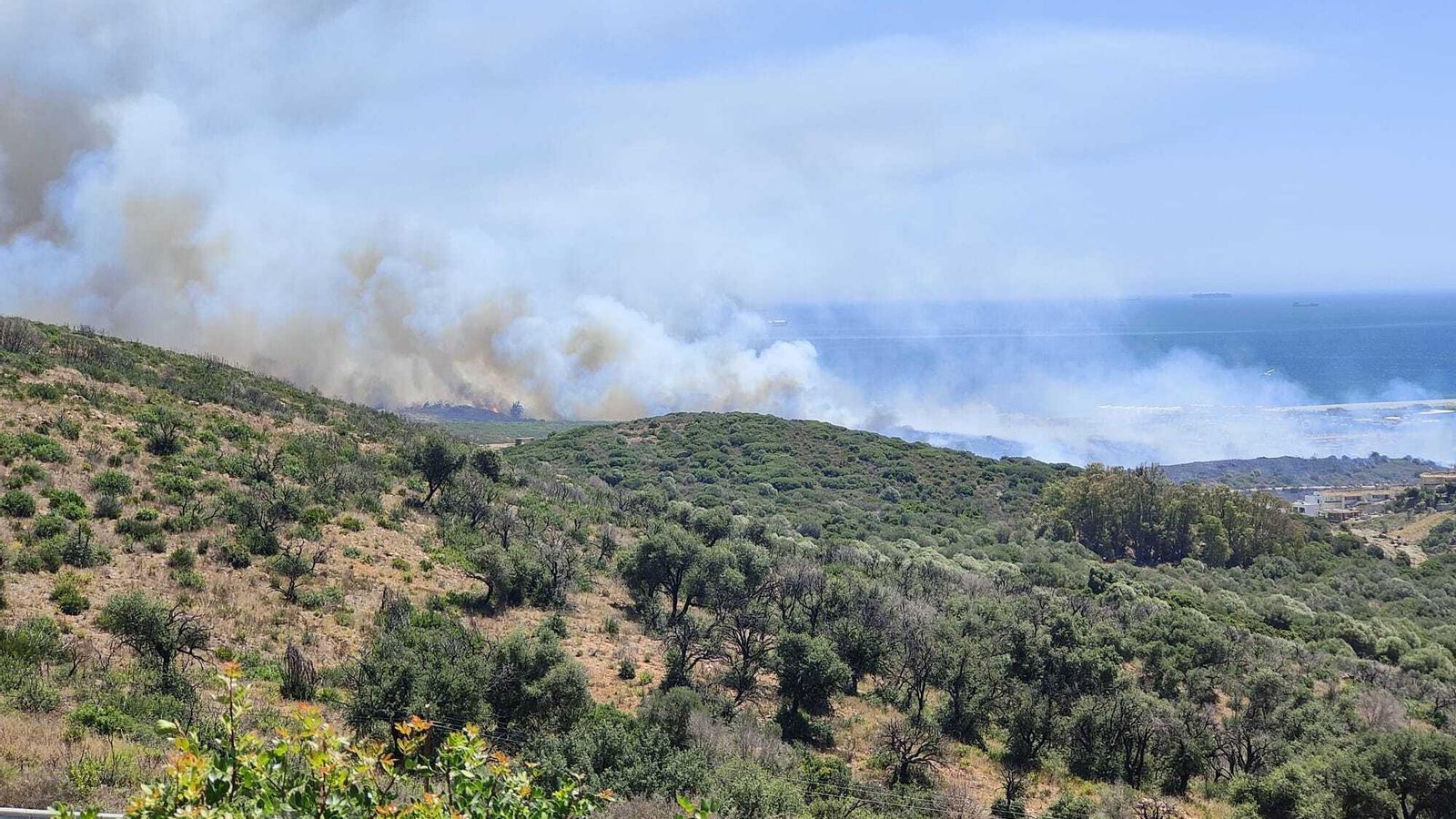 La columna de humo junto a la carretera de El Higuerón.