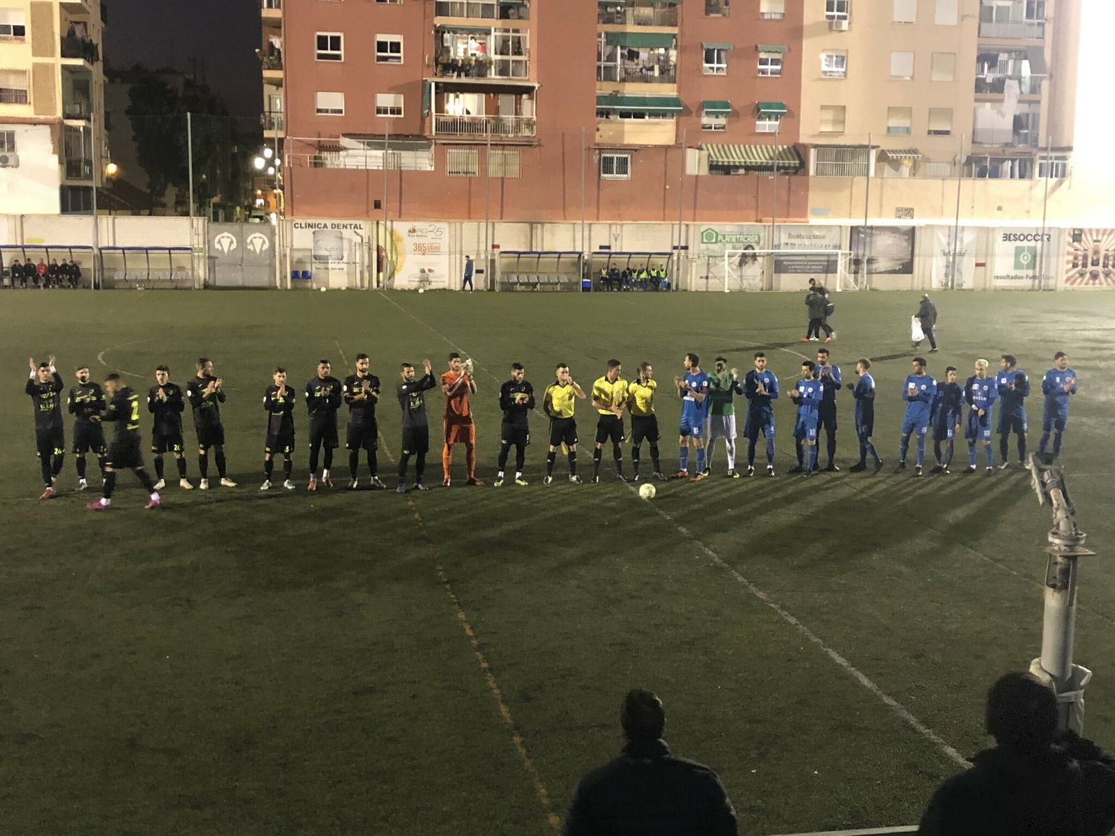 Saludo entre equipos en el San Ignacio.