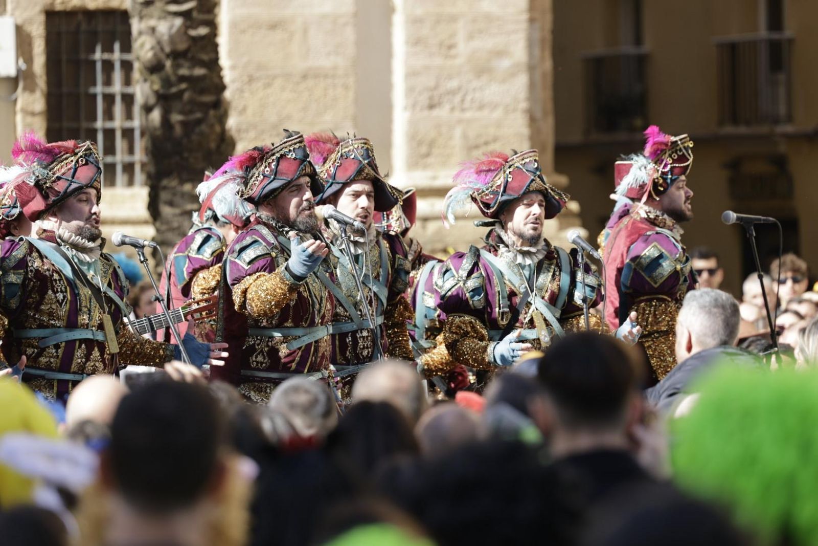 La comparsa 'El manicomio' cantando en la plaza de la Catedral.